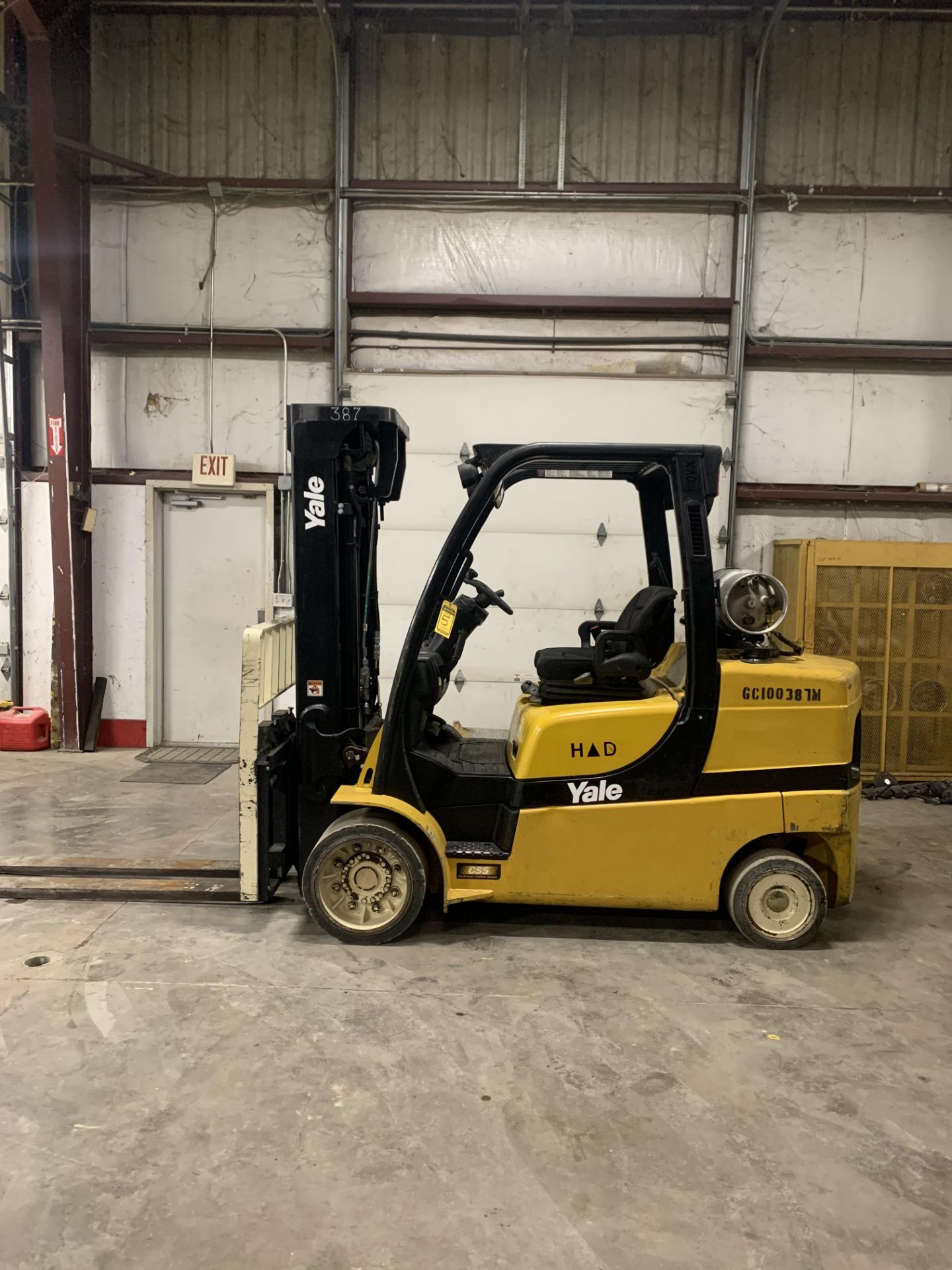 2014 HYSTER 10,000 LB. CAPACITY FORKLIFT, MODEL GLC100VXGSE092, S/N F818V02387M, LPG, SOLID TIRES,