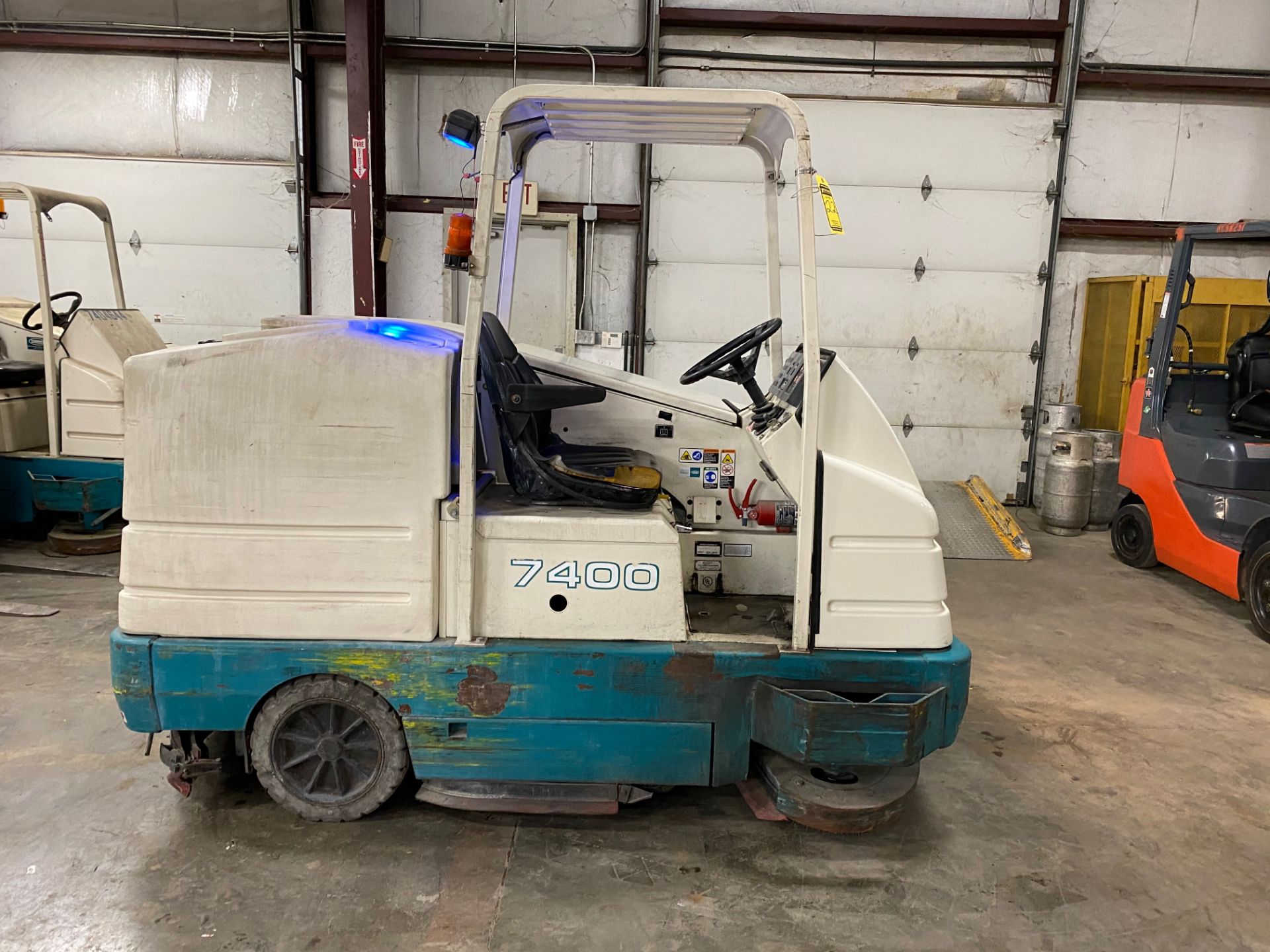 TENNANT FLOOR SWEEPER/SCRUBBER, MODEL: 7400, 48’’ SWEEPER PATH, GROSS WEIGHT: 4,600 LB.