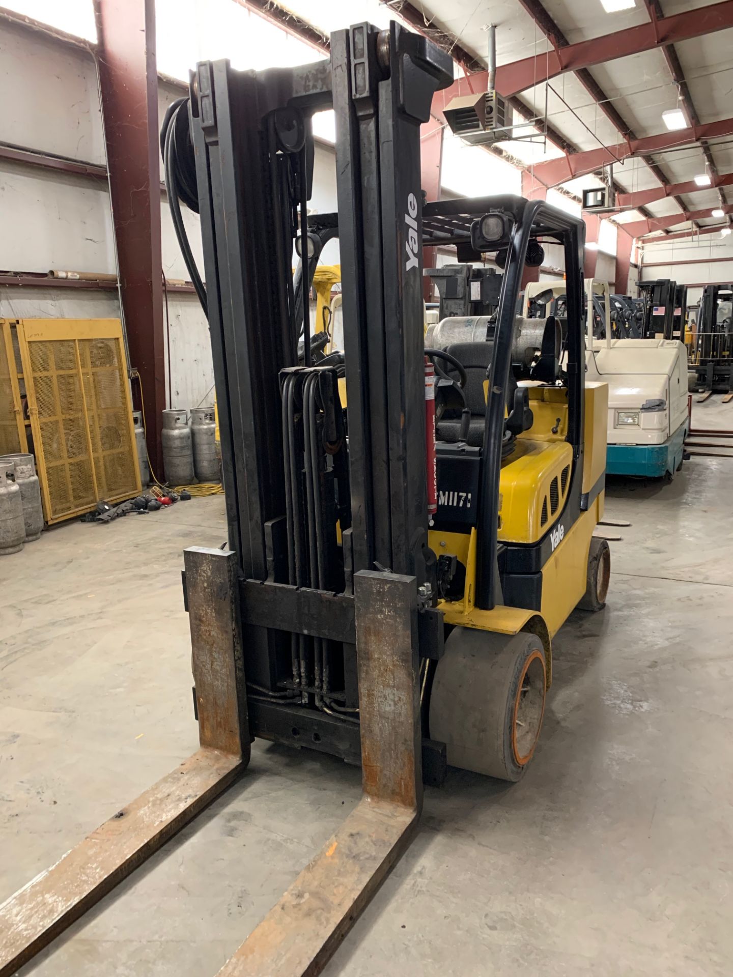 2014 YALE 12,000 LB. CAPACITY FORKLIFT, MODEL GLC120VX, S/N F818V02689M, LPG, SOLID TIRES, 3-STAGE - Image 2 of 6