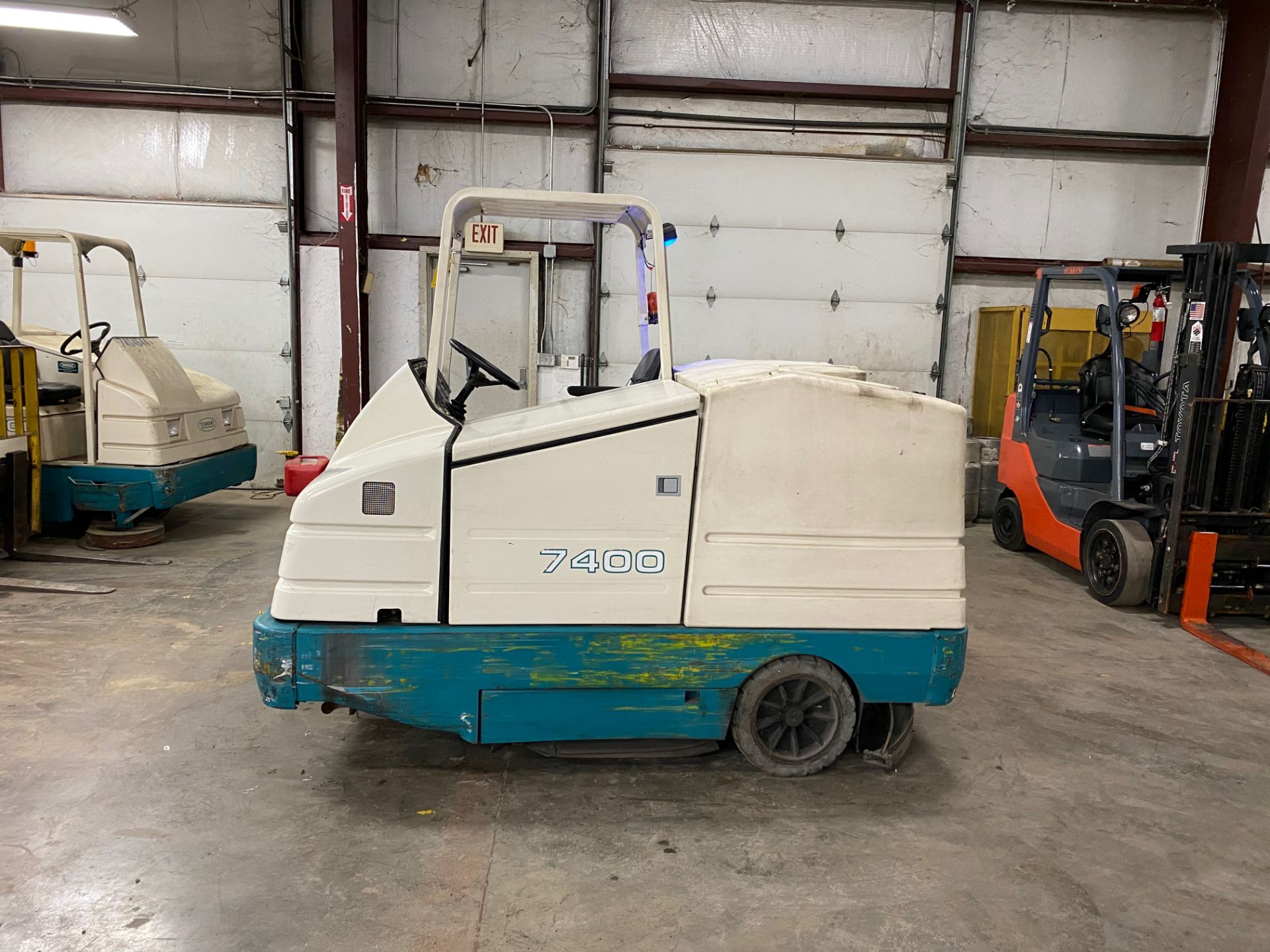 TENNANT FLOOR SWEEPER/SCRUBBER, MODEL: 7400, 48’’ SWEEPER PATH, GROSS WEIGHT: 4,600 LB. - Image 3 of 5