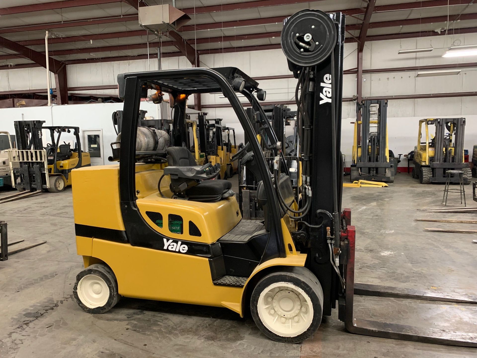 2014 YALE 12,000 LB. CAPACITY FORKLIFT, MODEL GLC120VX, LPG, SOLID TIRES, 208’’ RAISED/100’’ LOWERED - Image 3 of 9