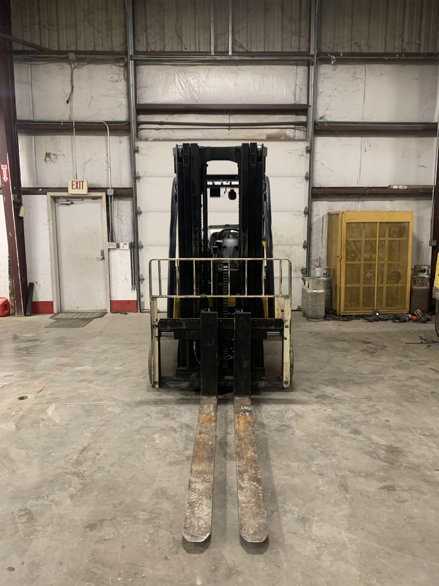 2014 HYSTER 10,000 LB. CAPACITY FORKLIFT, MODEL GLC100VXGSE092, S/N F818V02387M, LPG, SOLID TIRES, - Image 2 of 5