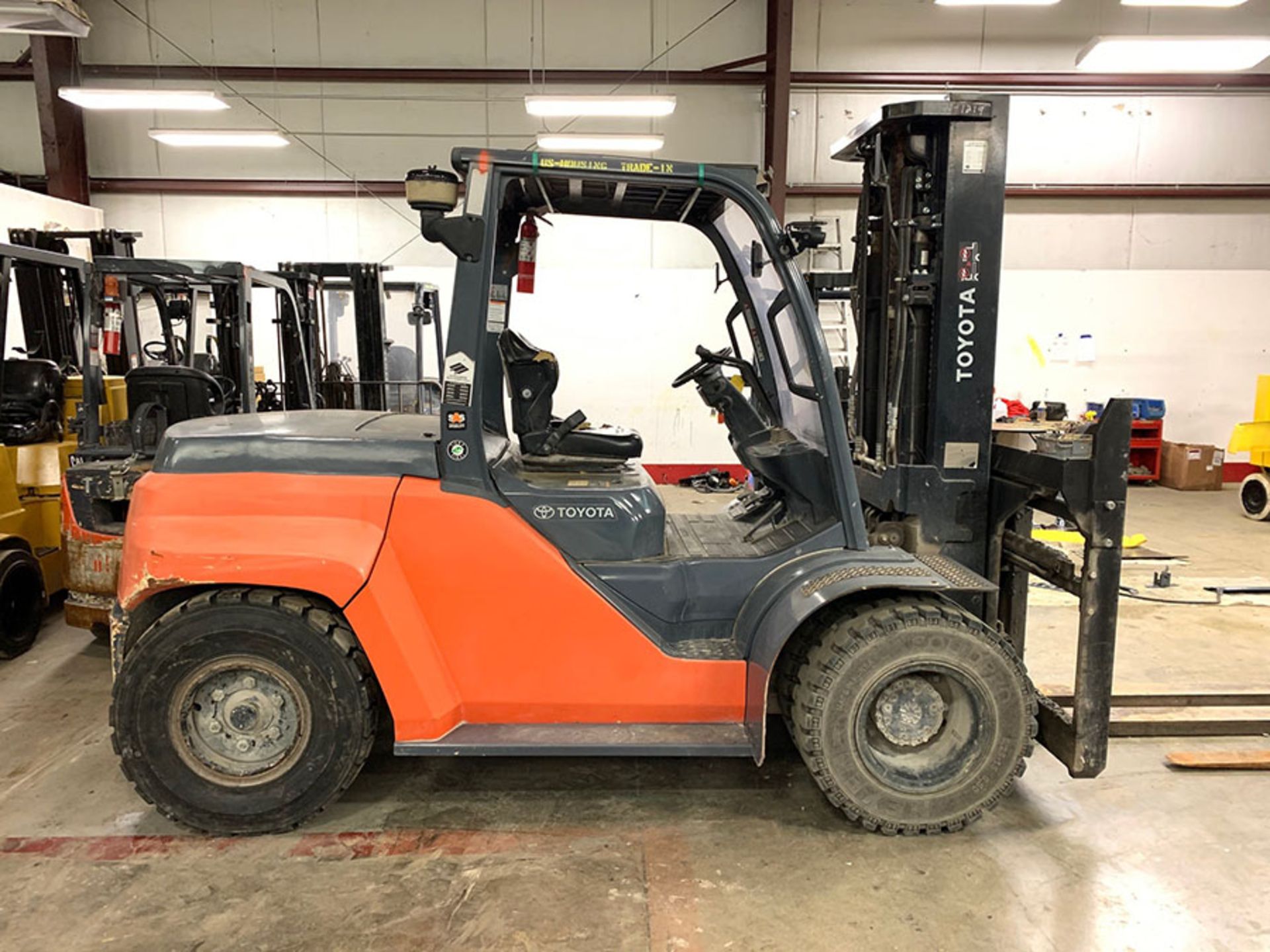 2015 TOYOTA 13,500 LB. CAPACITY FORKLIFT, MODEL 8FD60U, S/N 10658, DIESEL, PNEUMATIC TIRES, 6,826 HR - Image 10 of 10