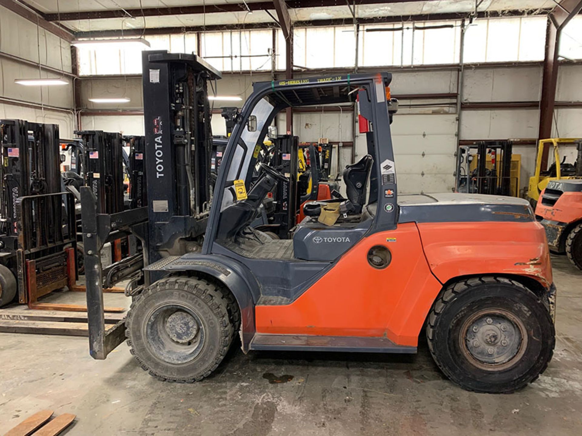 2015 TOYOTA 13,500 LB. CAPACITY FORKLIFT, MODEL 8FD60U, S/N 10658, DIESEL, PNEUMATIC TIRES, 6,826 HR