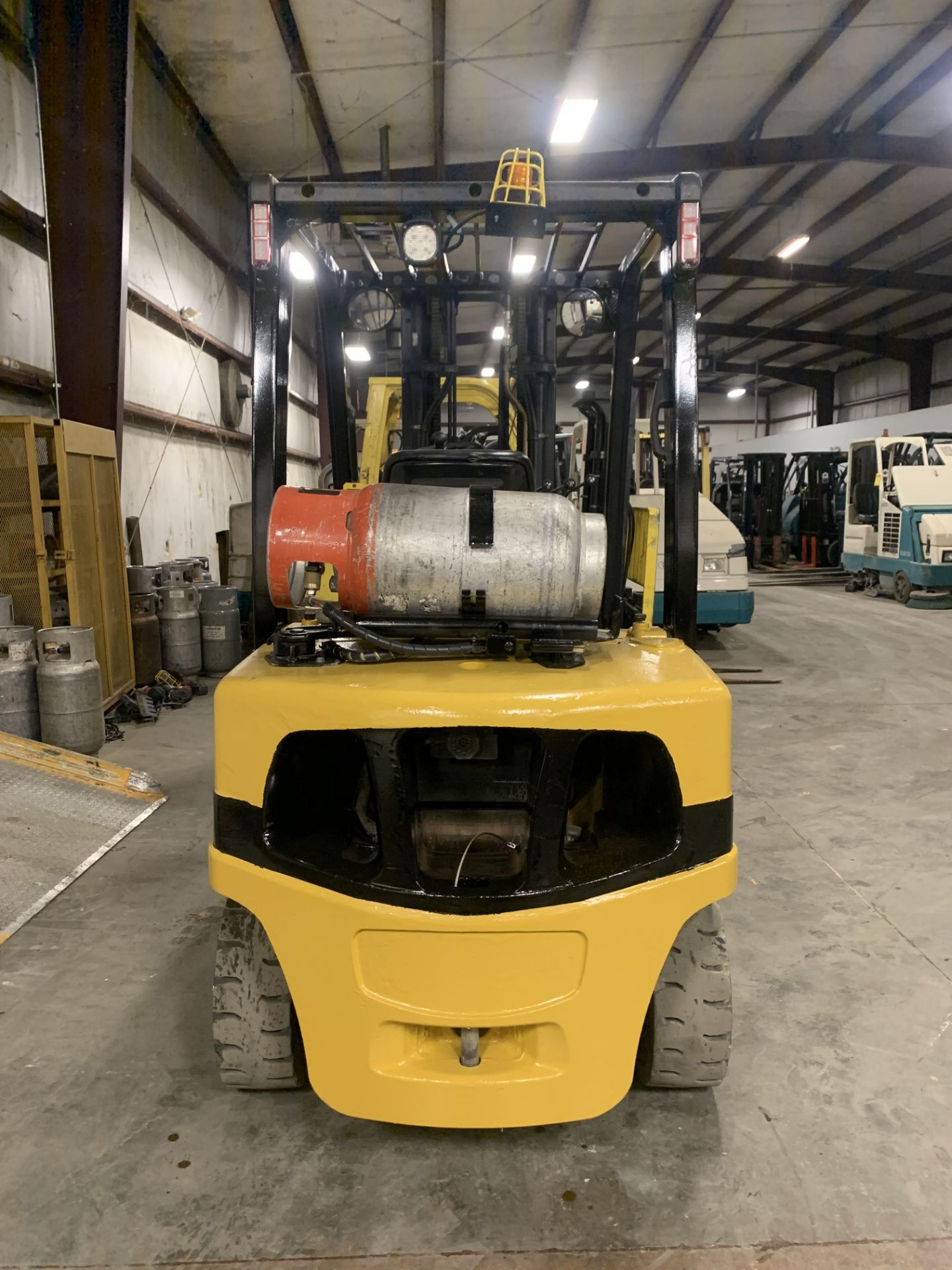 2012 YALE 6,000 LB. CAPACITY FORKLIFT, MODEL GLP060VXNVRE091, S/N B875V10430K, LPG, LEVER SHIFT - Image 4 of 5