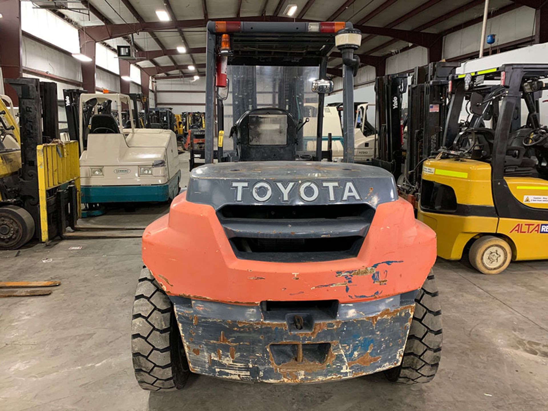 2015 TOYOTA 13,500 LB. CAPACITY FORKLIFT, MODEL 8FD60U, S/N 10658, DIESEL, PNEUMATIC TIRES, 4,785 HR - Image 4 of 10