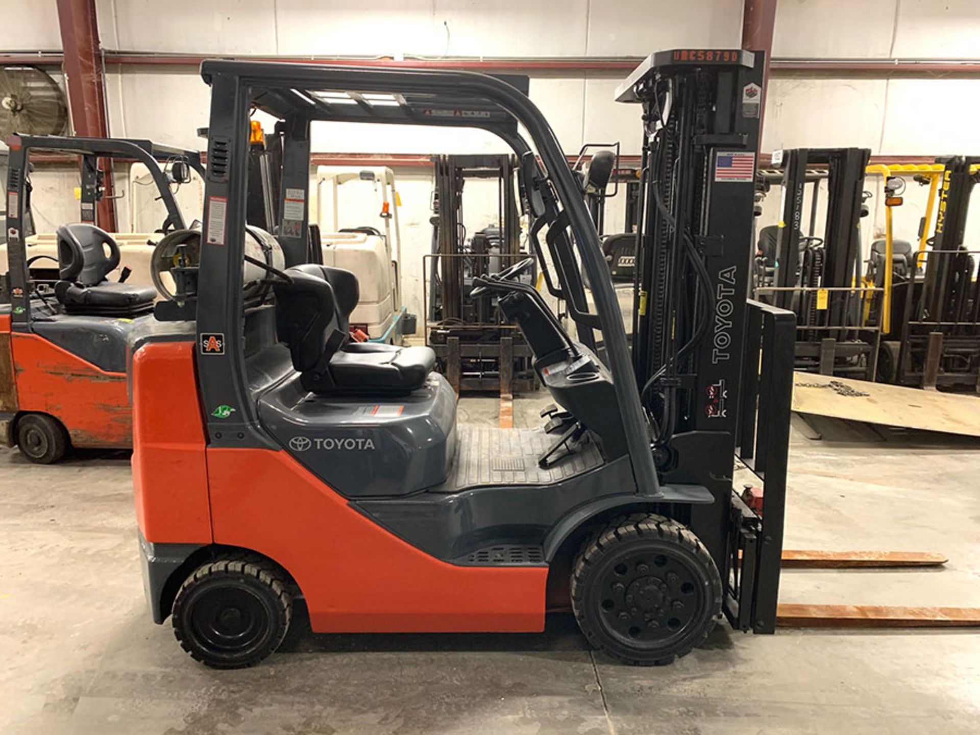 2012 TOYOTA 5,000 LB. CAPACITY FORKLIFT, MODEL: 8FGCU25, LPG, 3-STAGE, SS, RECONDITIONED BY TOYOTA - Image 2 of 10