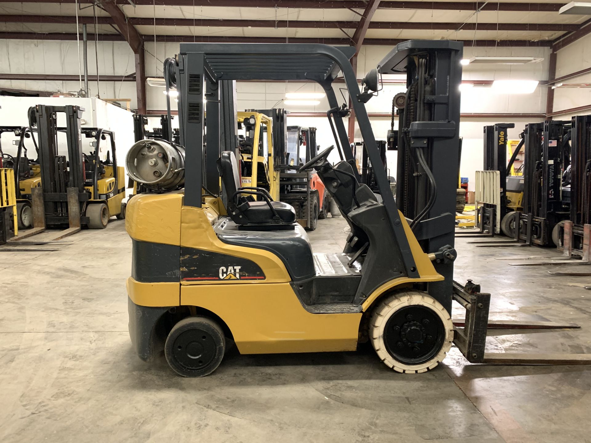 2006 CATERPILLAR 5,000-LB. CAPACITY FORKLIFT, MODEL: C5000, LPG, SOLID TIRES, 3-STAGE MAST - Image 3 of 6