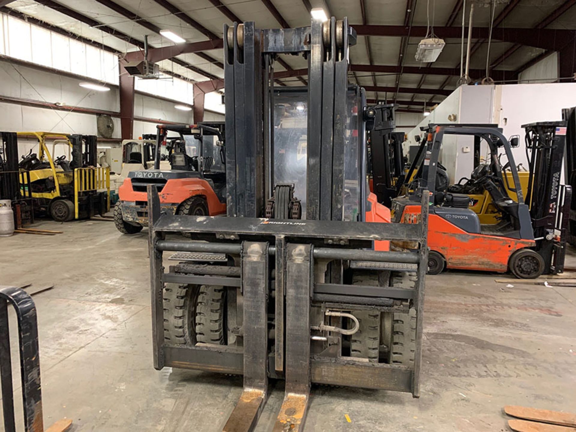 2015 TOYOTA 13,500 LB. CAPACITY FORKLIFT, MODEL 8FD60U, S/N 10658, DIESEL, PNEUMATIC TIRES, 6,826 HR - Image 6 of 10