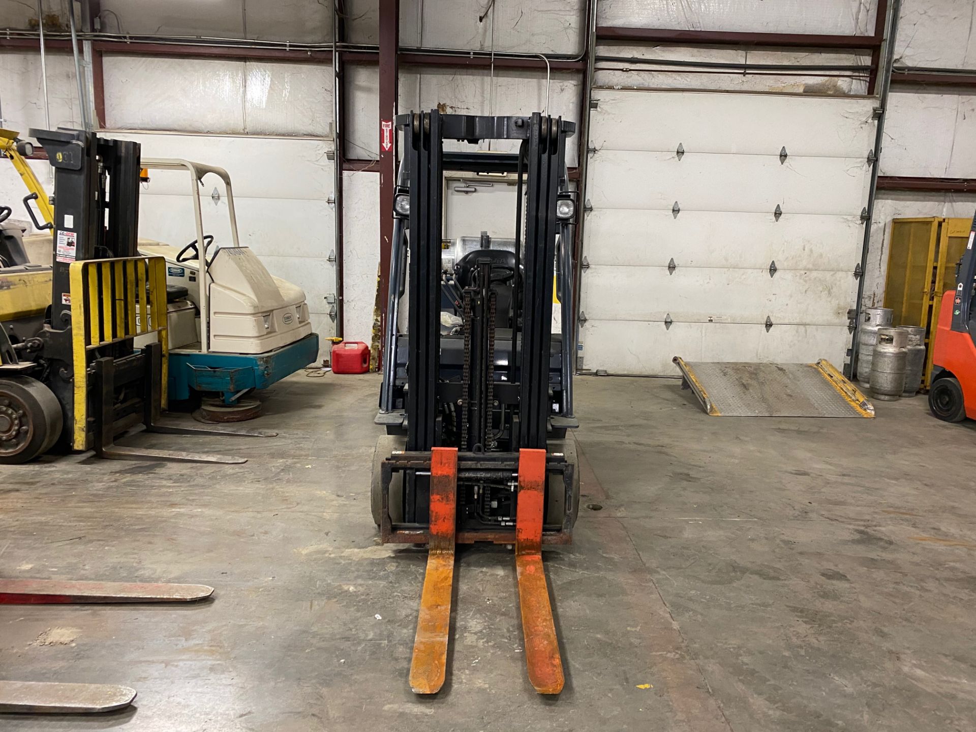 2017 TOYOTA 5,000 LB. CAP. FORKLIFT, MOD: 8FGU25, LPG, SIDESHIFT, 3-STAGE, 8,895 HRS - Image 2 of 4