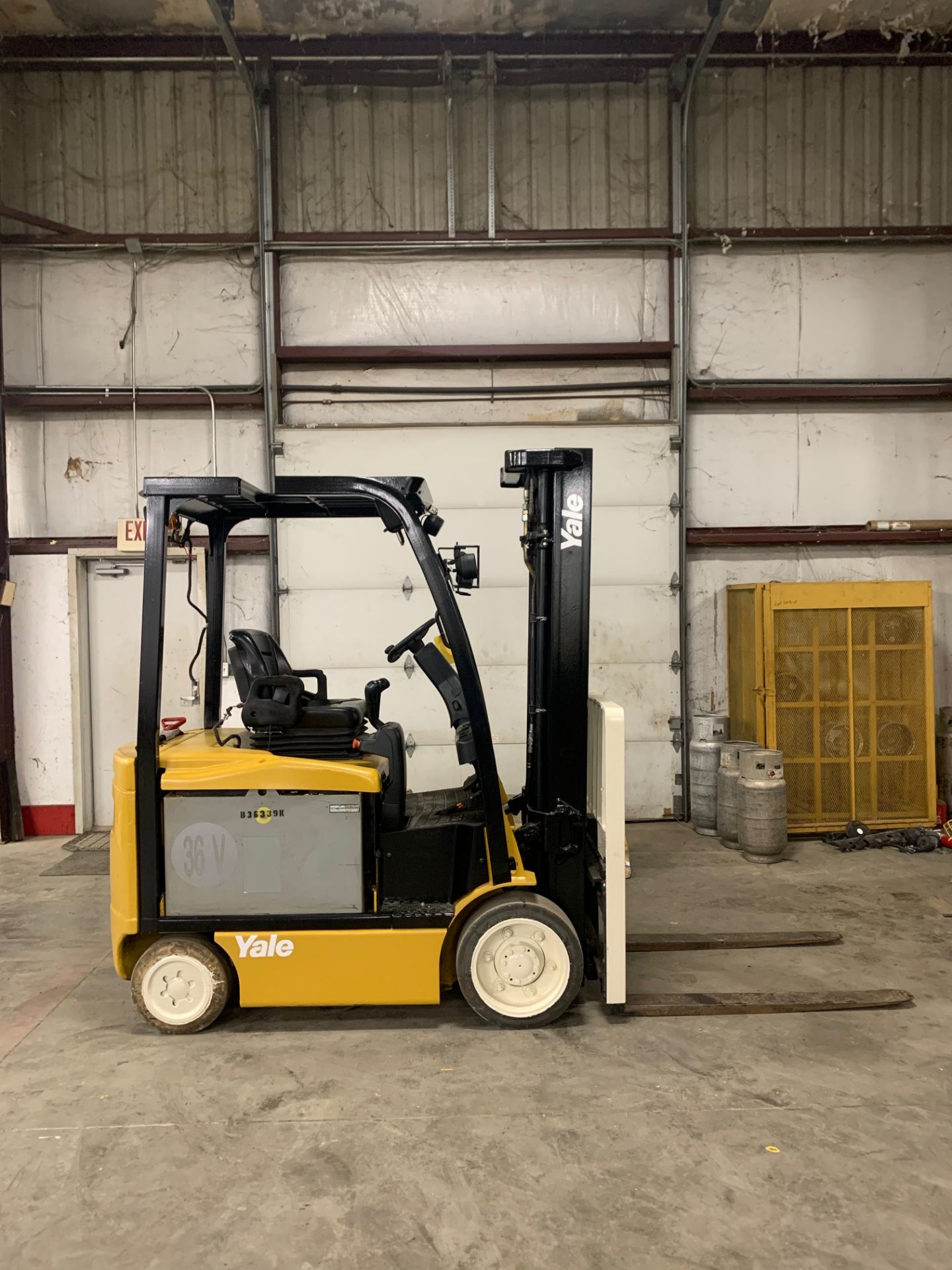 2012 YALE 6,000 LB. CAPACITY FORKLIFT, MODEL: ERC060VGN36TE094, S/N: A968N06424K, 36V, 205’’ - Image 4 of 5