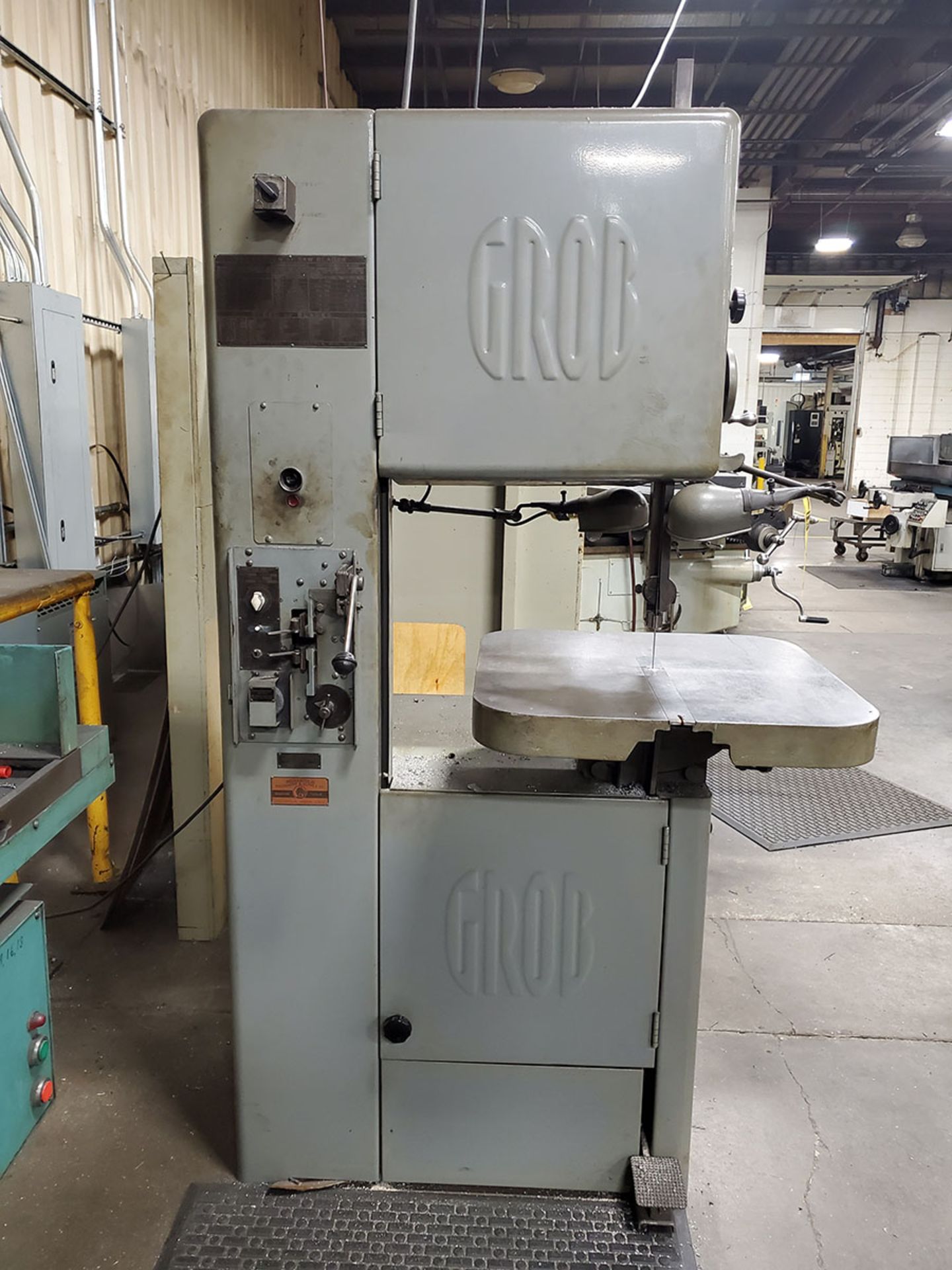 GROB VERTICAL BANDSAW, MODEL NS1, S/N 5698, BAND WELDER,  2' X 2' CONTOUR TABLE, 18’’ THROAT, - Image 12 of 15