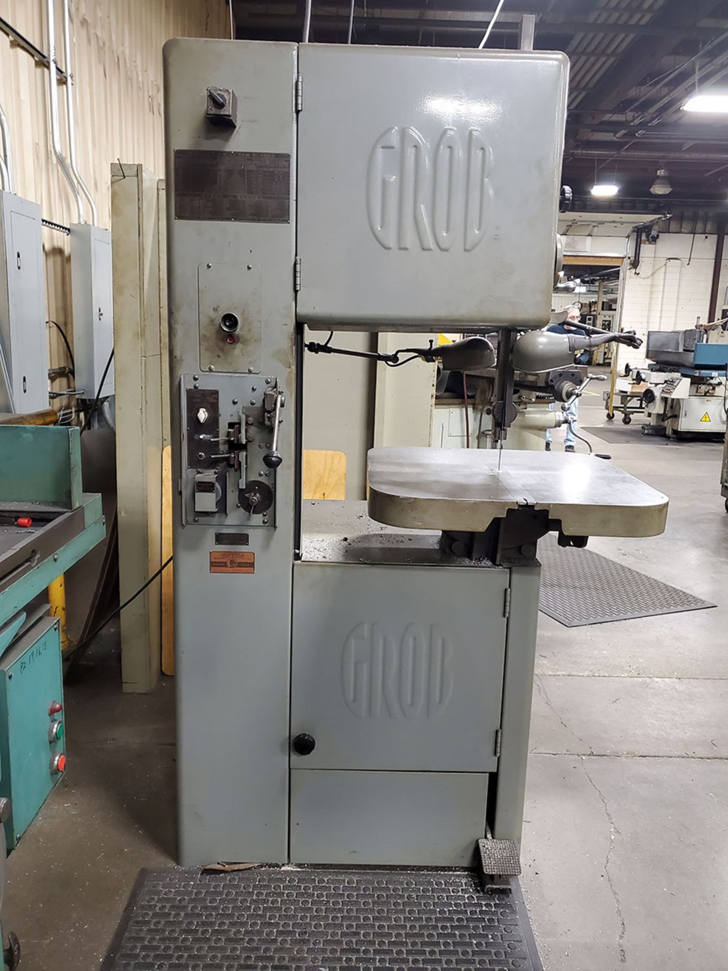 GROB VERTICAL BANDSAW, MODEL NS1, S/N 5698, BAND WELDER,  2' X 2' CONTOUR TABLE, 18’’ THROAT, - Image 2 of 15