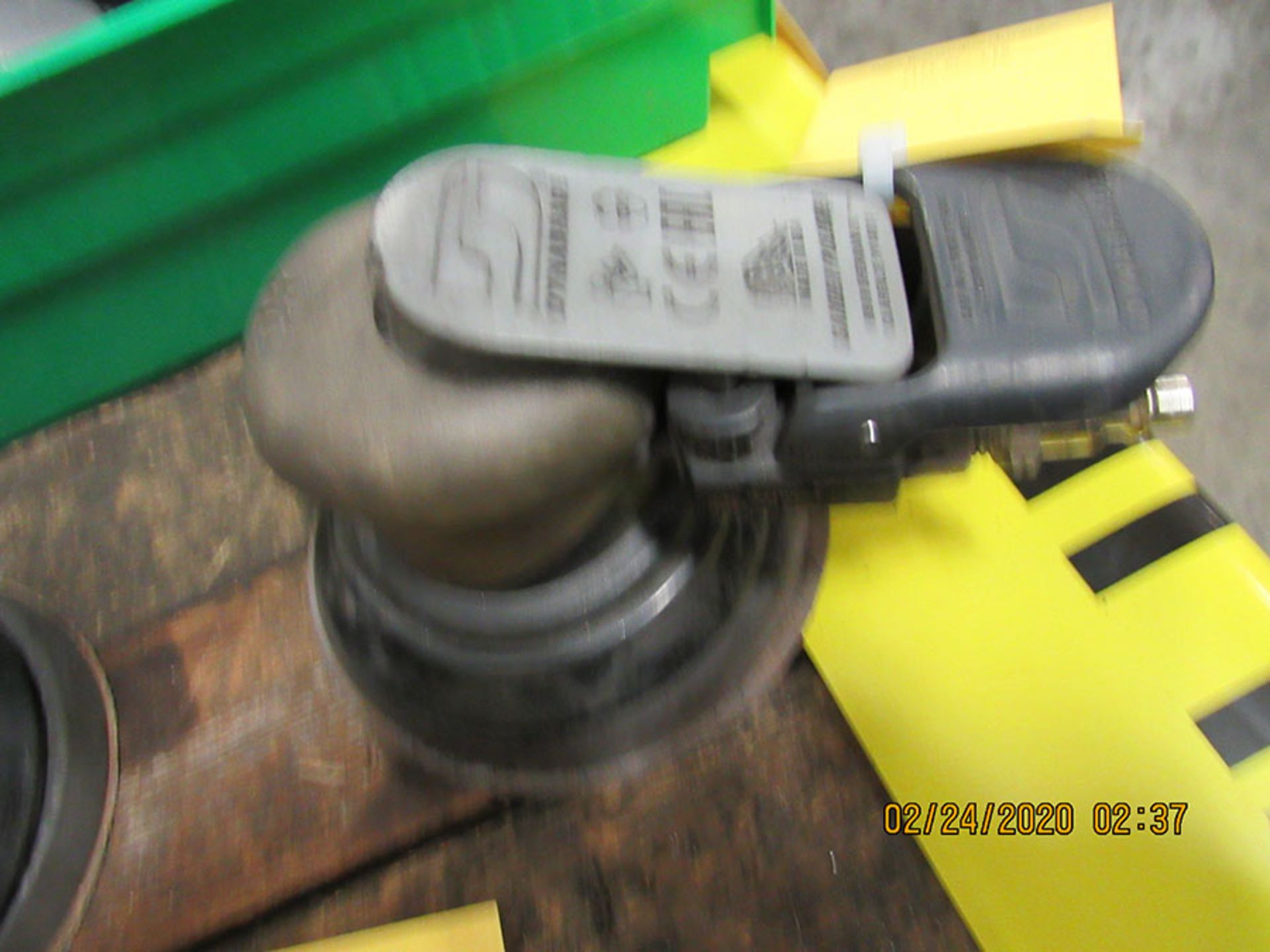 DYNABRADE 4 1/2'' PNEUMATIC ORBITAL SANDER