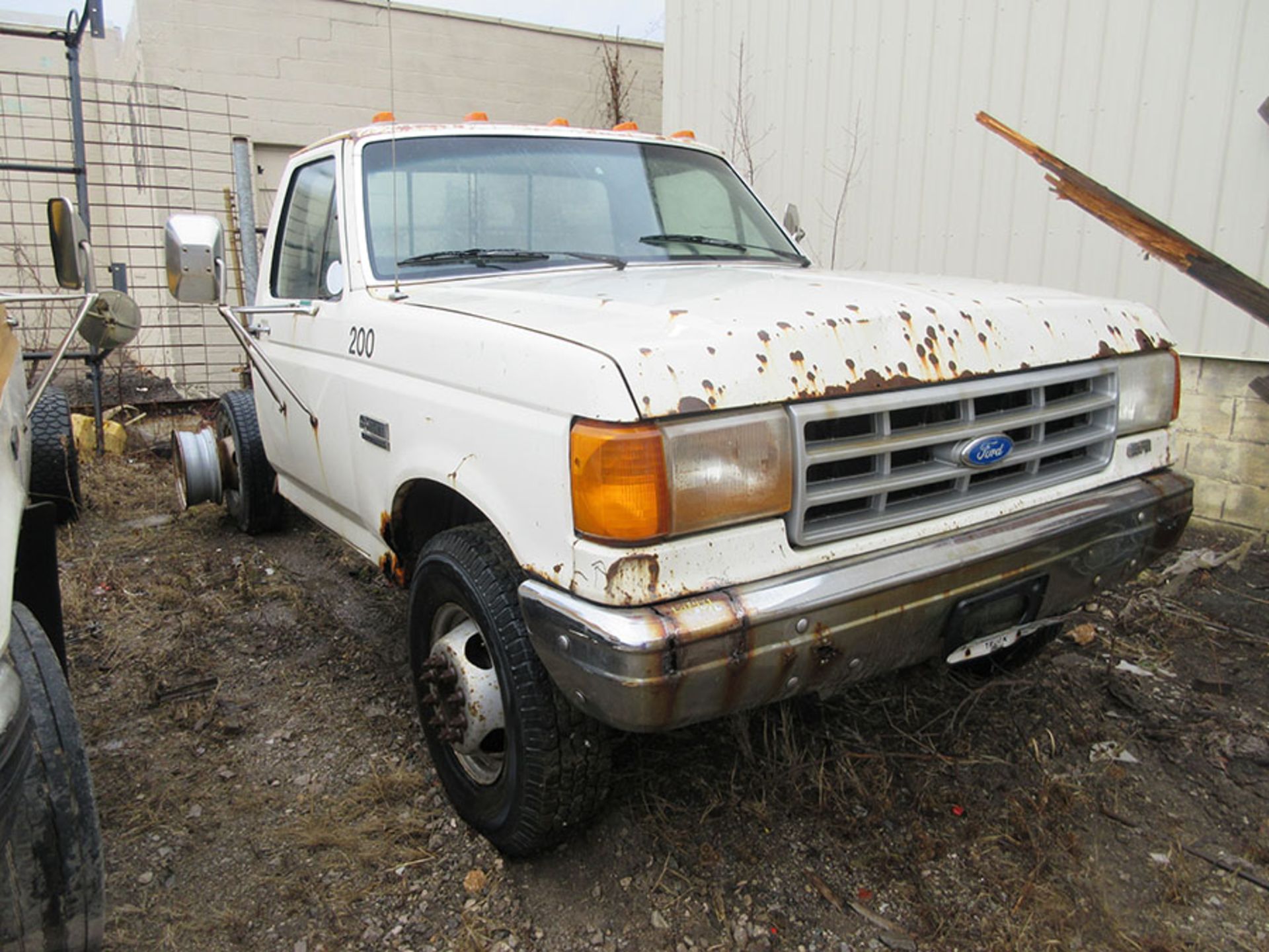 1991 FORD SUPER DUTY CUSTOM PICK UP TRUCK; 14,500 GVWR, 4-SPEED WITH OD, DUAL REAR WHEELS, VIN#