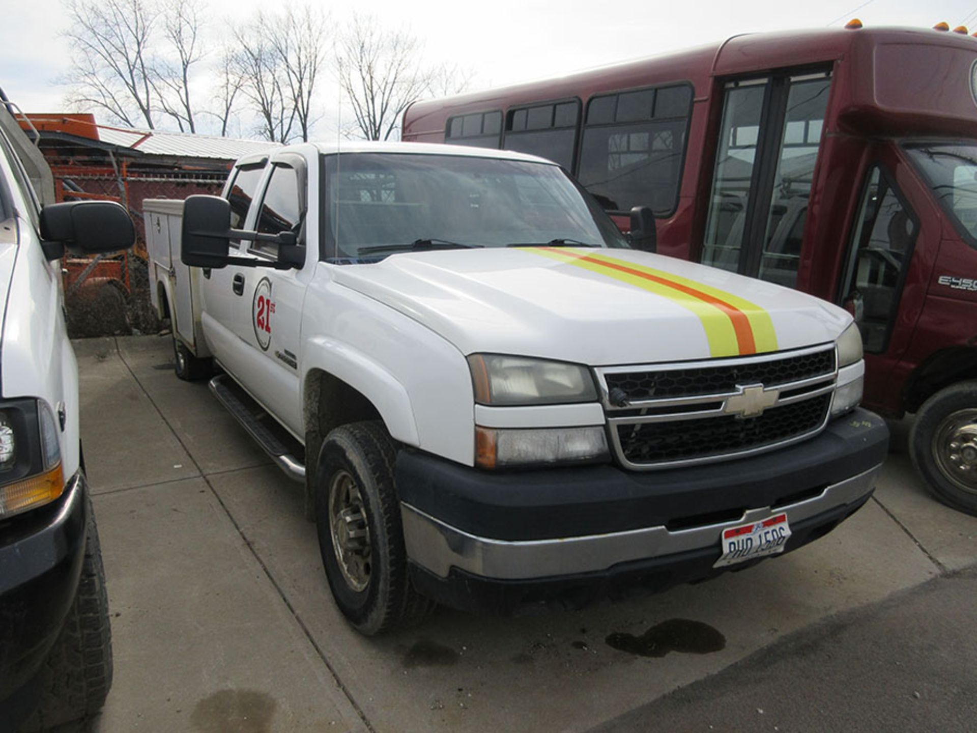 2006 CHEVROLET 2500 HD UTILITY TRUCK; CREW CAB, DIESEL, 191,663 MILES, VIN# 1GBHC23D06F187321 - Image 2 of 4