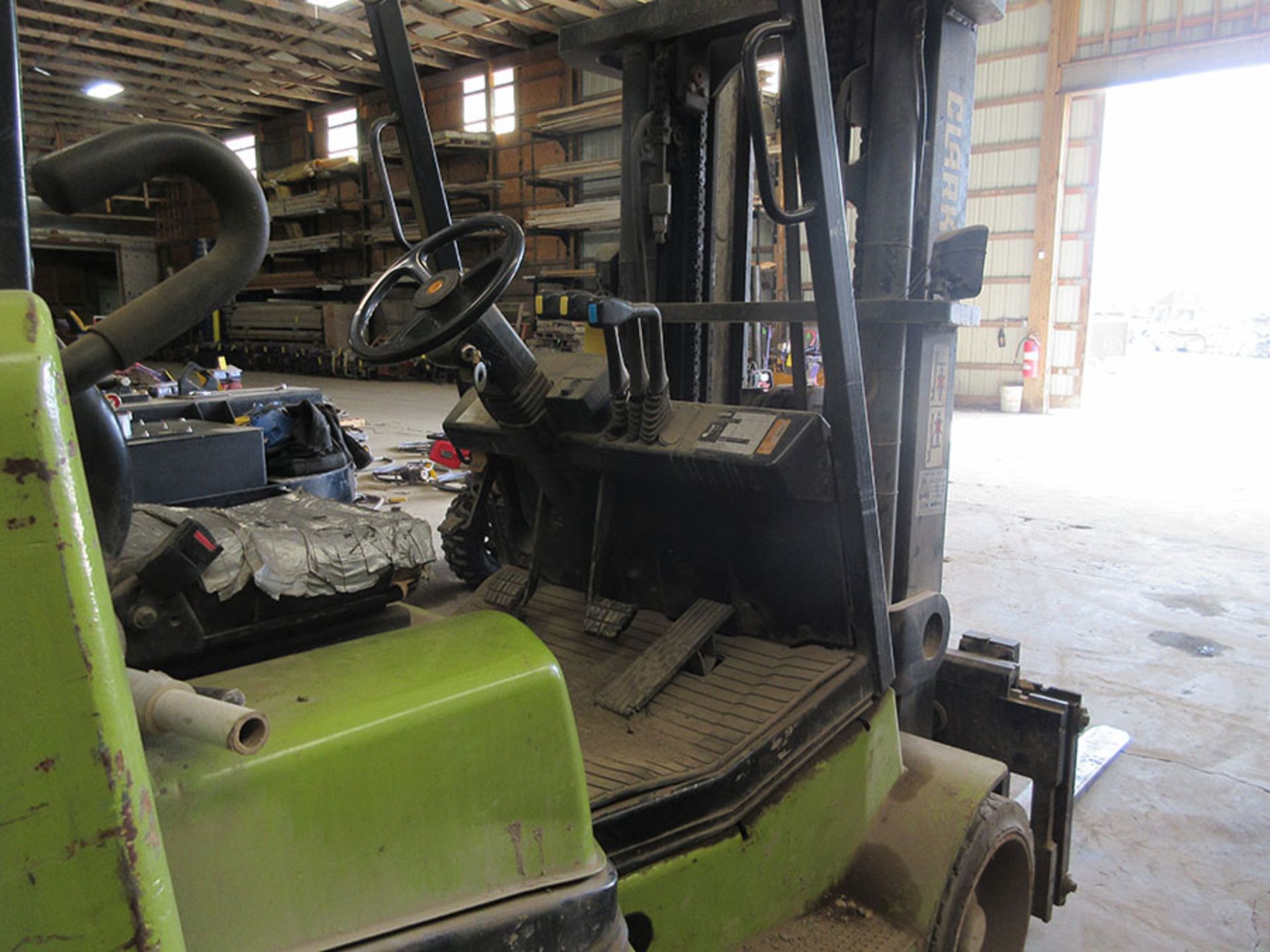 1998 CLARK 7,400 LB. CAPACITY FORKLIFT; LPG, SOLID TIRES, LEVER CONTROL, SIDESHIFT, 3-STAGE MAST, - Image 4 of 4