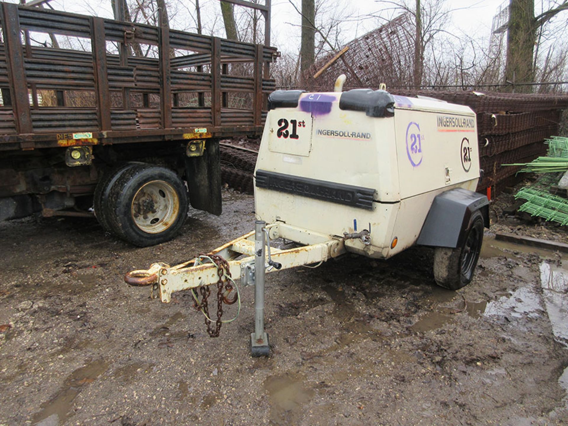 INGERSOLL RAND TOWABLE AIR COMPRESSOR; MODEL P185WJD, JOHN DEERE DIESEL ENGINE, S/N 28735OUCI22I