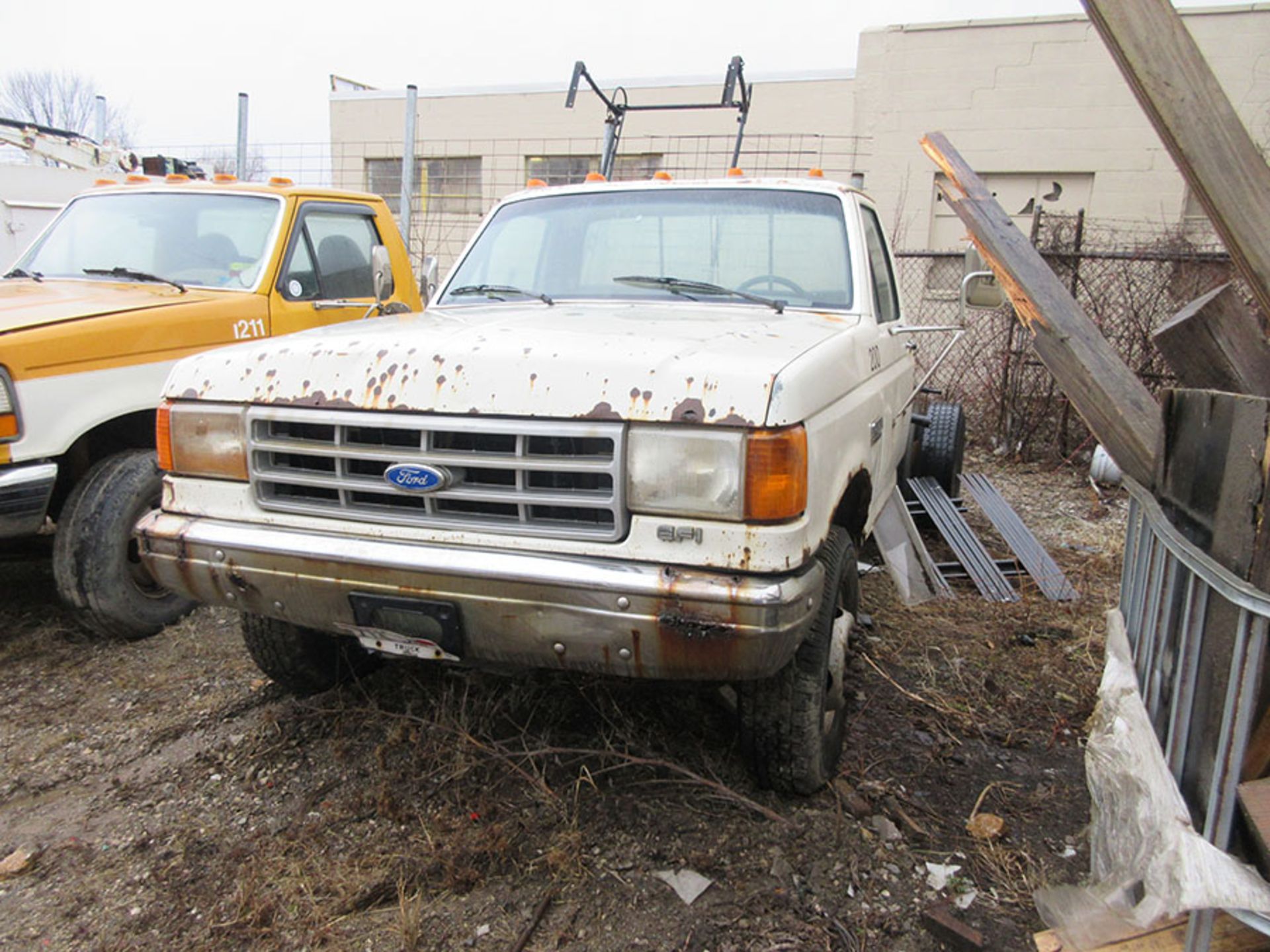 1991 FORD SUPER DUTY CUSTOM PICK UP TRUCK; 14,500 GVWR, 4-SPEED WITH OD, DUAL REAR WHEELS, VIN# - Image 2 of 3