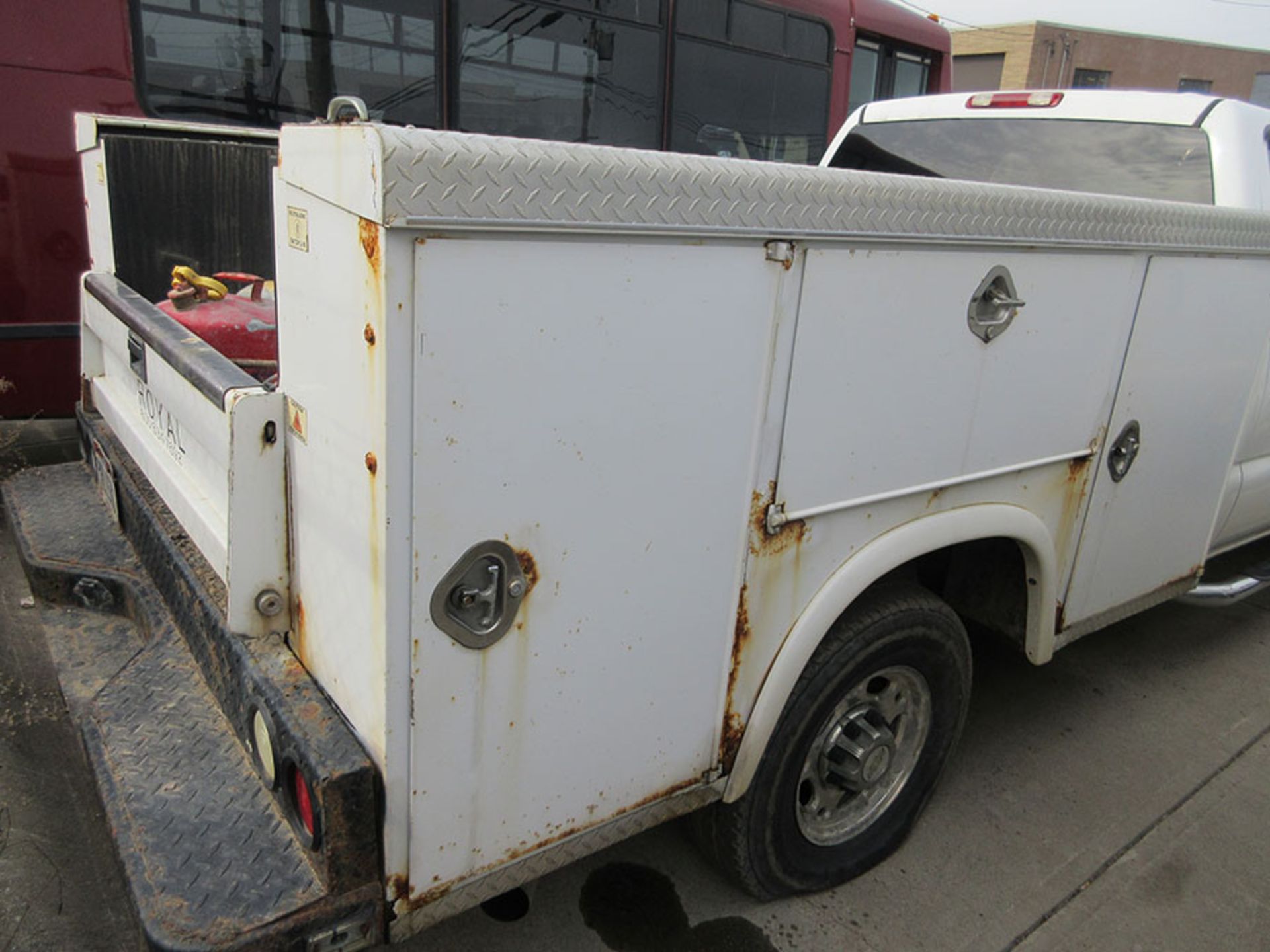 2006 CHEVROLET 2500 HD UTILITY TRUCK; CREW CAB, DIESEL, 191,663 MILES, VIN# 1GBHC23D06F187321 - Image 3 of 4