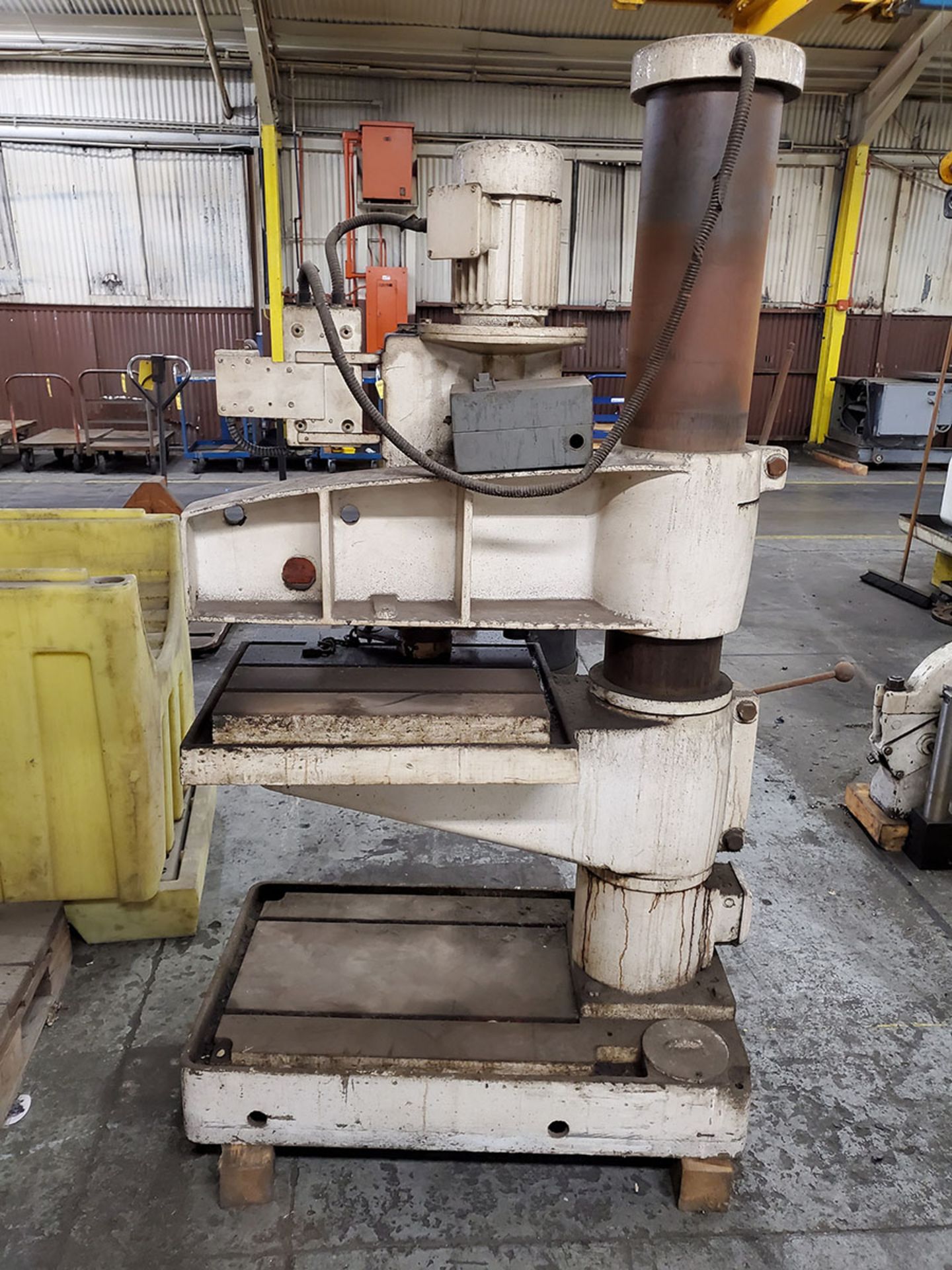 BARNSLEY YORKS NQS-R2 RADIAL ARM DRILL, 2' ARM, 7’’ COLUMN, 18’’ X 21’’ TOP TABLE AND BOTTOM BED, - Image 5 of 7