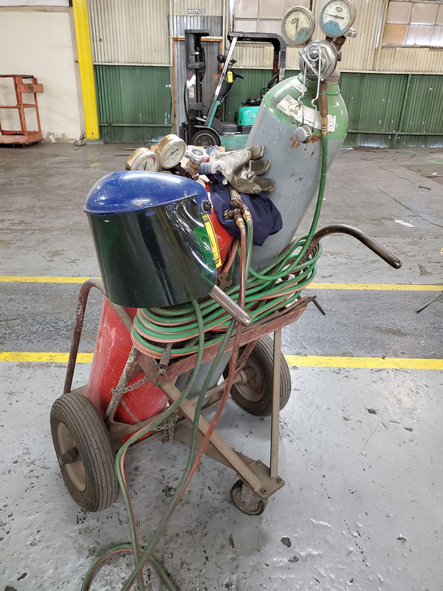 OXY/ACETYLENE TORCH CART WITH TWIN LINE HOSE, GAUGES, CUTTING HEAD ( NO BOTTLE)