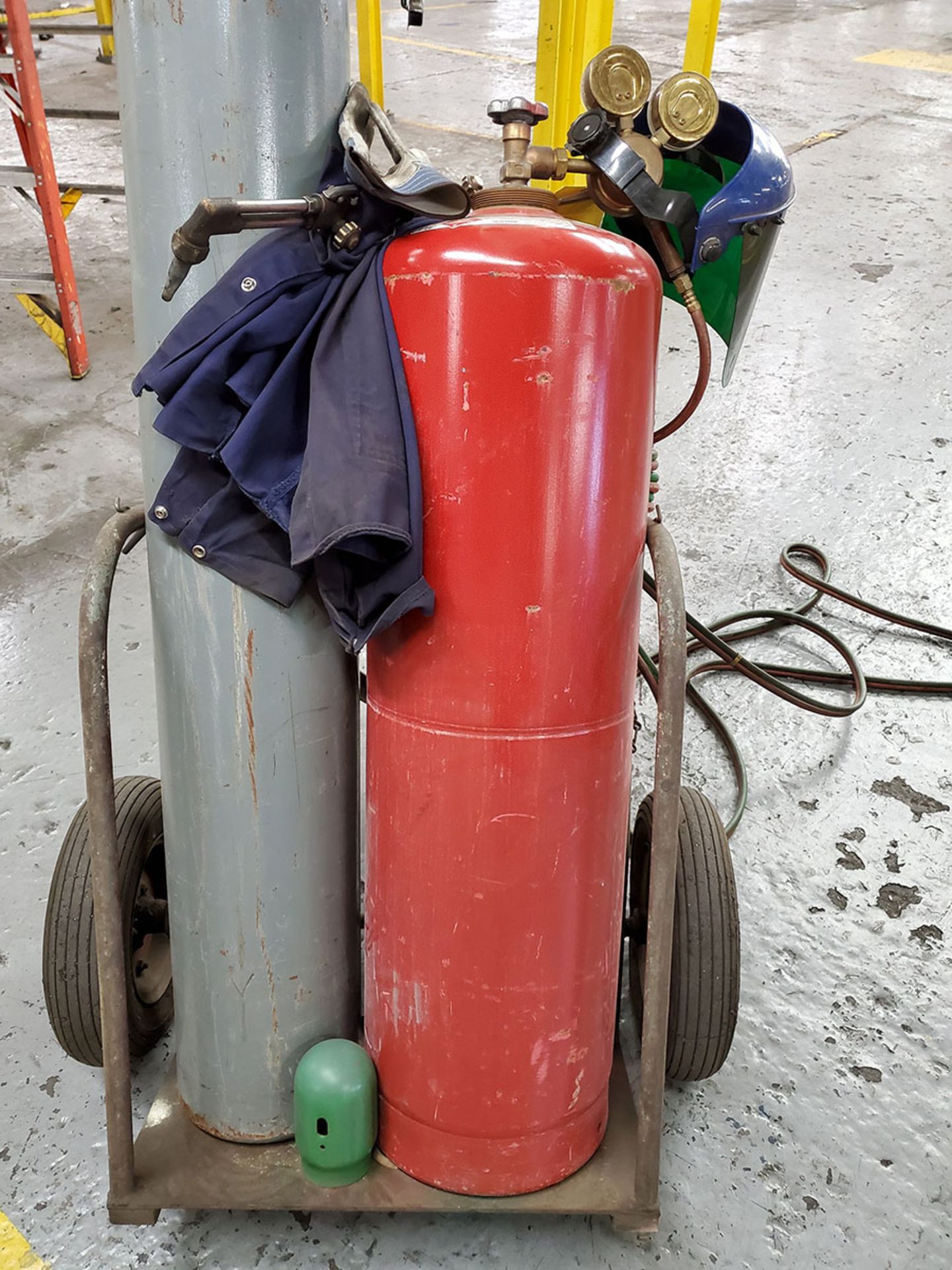 OXY/ACETYLENE TORCH CART WITH TWIN LINE HOSE, GAUGES, CUTTING HEAD ( NO BOTTLE) - Image 2 of 2