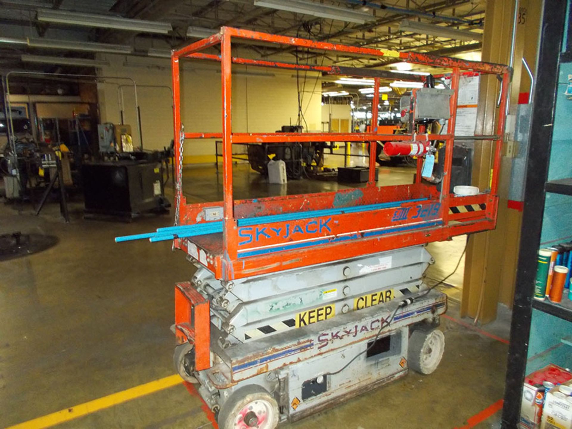 SKY JACK MODEL 3219 ELECTRIC SCISSOR LIFT; S/N 223858, BUILT IN 110V BATTERY CHARGER - Image 2 of 2