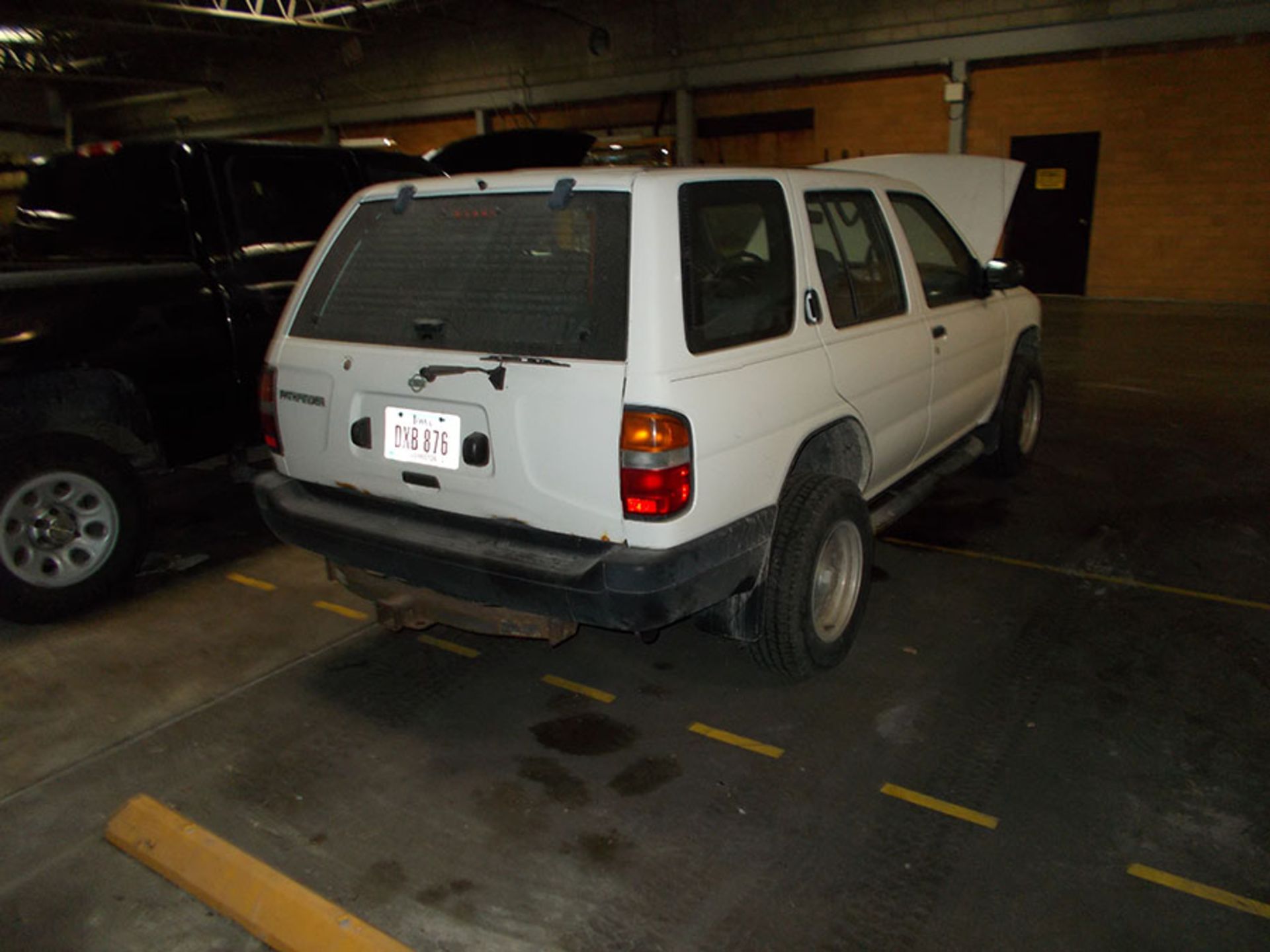 1996 NISSAN PATHFINDER 2-WHEEL DRIVE; 4-DOOR, 136,387 MILES, VIN JN8AR0556TW054008, 6-CYCLINDER - Image 3 of 7