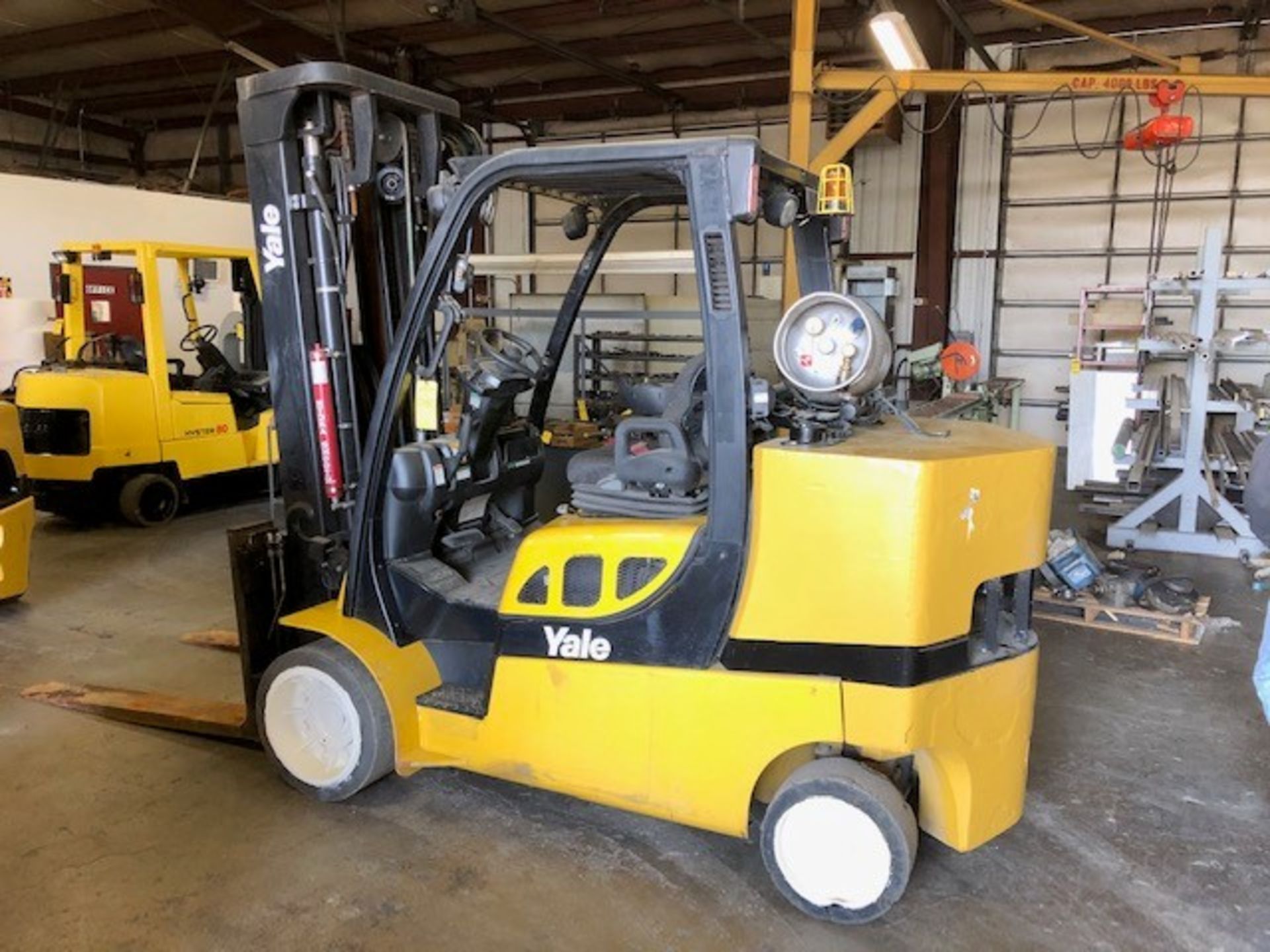 2014 YALE 12,000-LB. CAPACITY FORKLIFT, MODEL: GLC120VX, S/N: F818V02689M, LPG, SOLID TIRES, 3-STAGE - Image 2 of 5