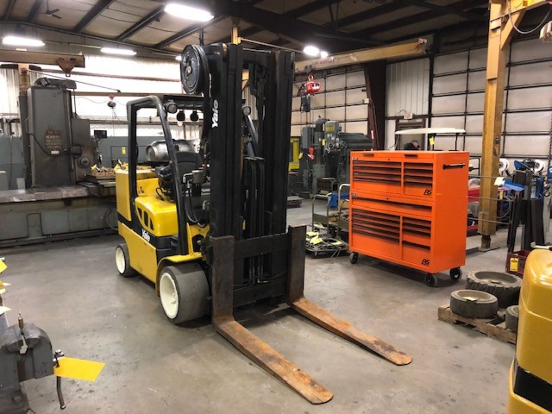 2014 YALE 12,000-LB. CAPACITY FORKLIFT, MODEL: GLC120VX, S/N: F818V02689M, LPG, SOLID TIRES, 3-STAGE - Image 4 of 5