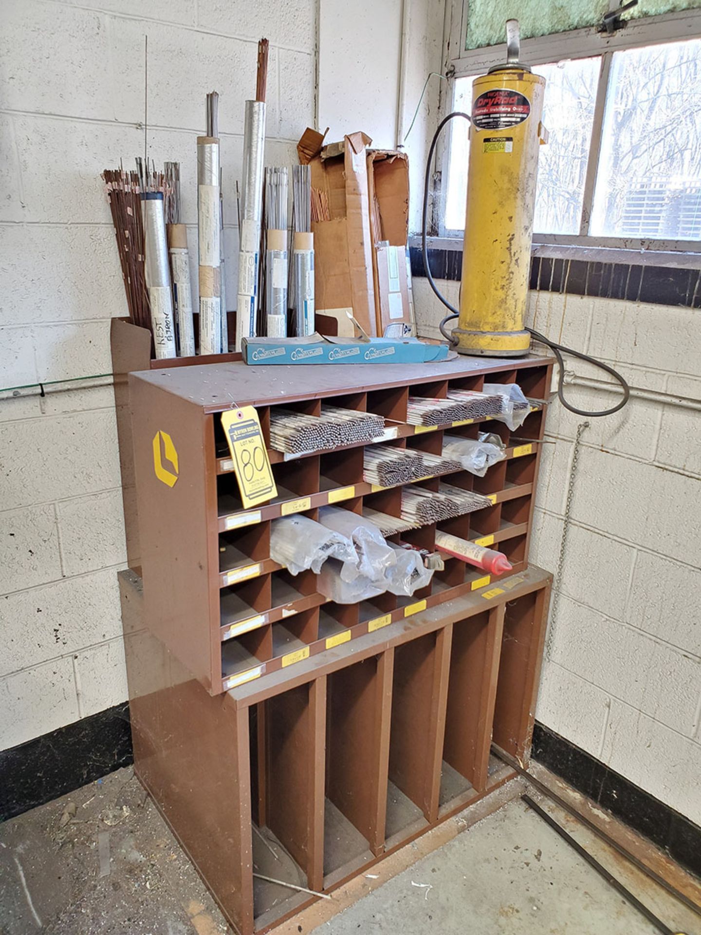 SKID OF ASSORTED WELDING SUPPLIES; WIRE, GLOVES, PLUG, BLANKET TIPS, ACETYLENE 2-CYLINDER CART - Image 11 of 14