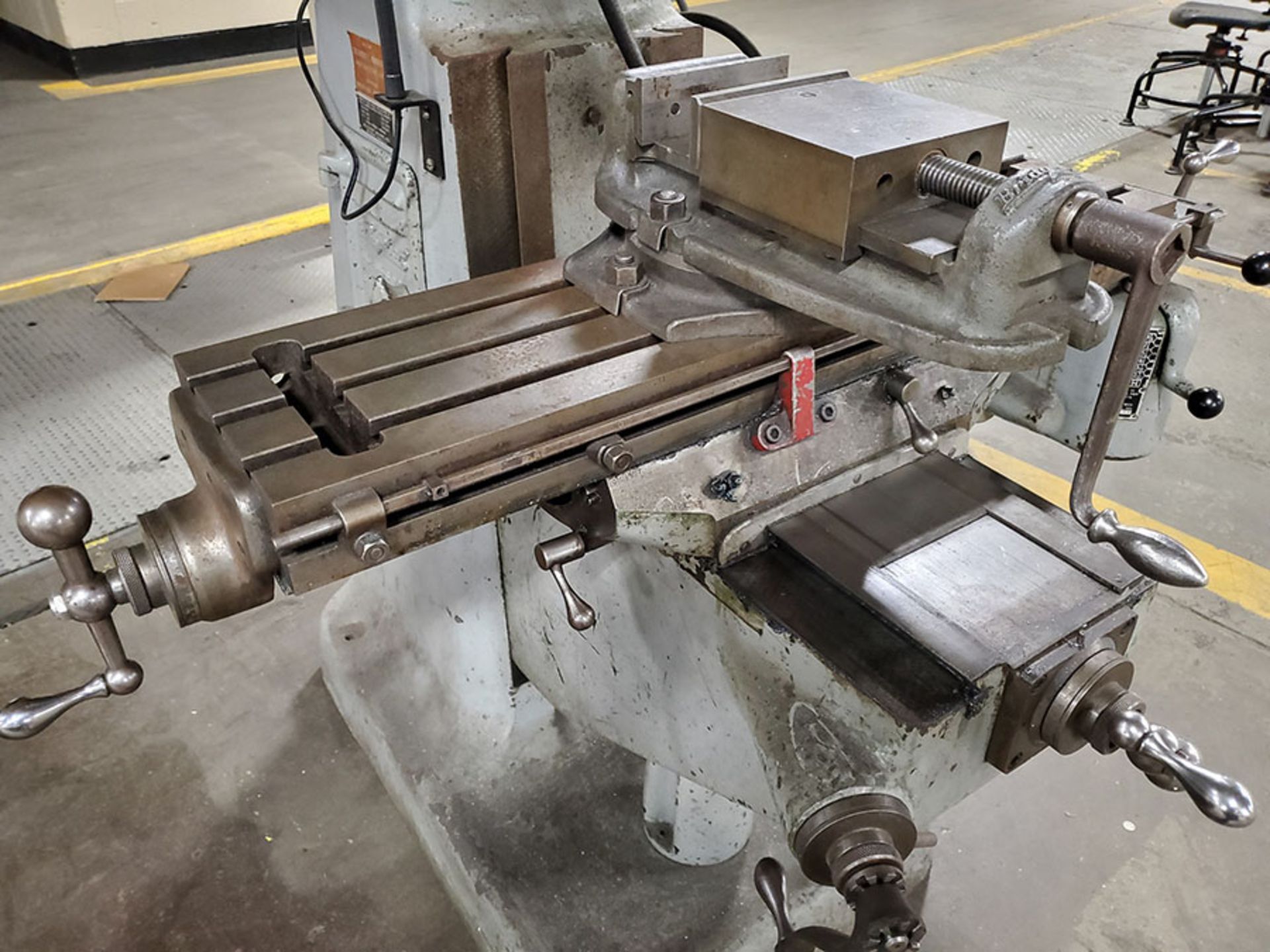 BRIDGEPORT VERTICAL MILLING MACHINE WITH BRIDGEPORT VISE; S/N J-64-176 - Image 7 of 11