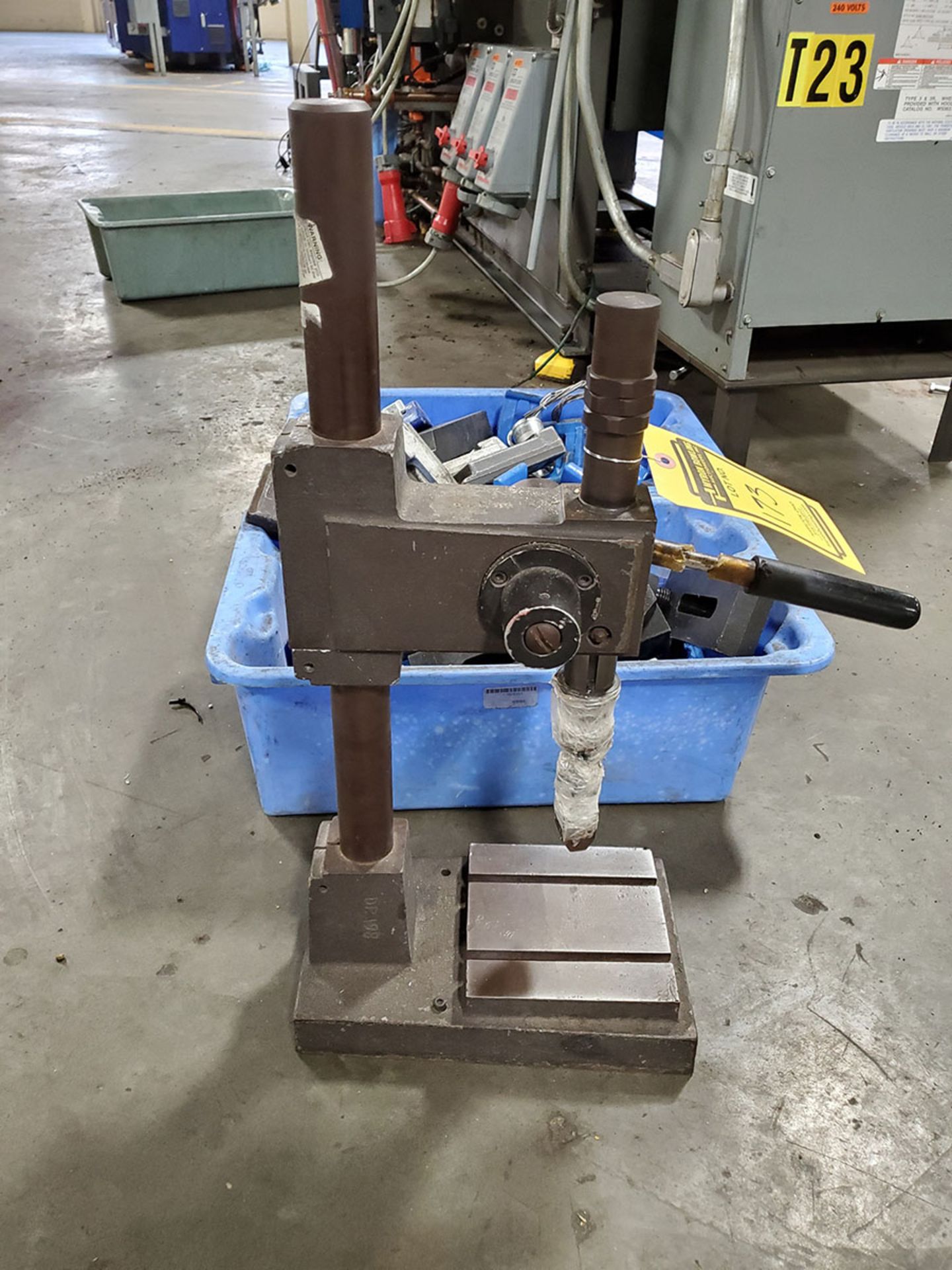 BENCH VERTICAL SPRING LOADED PRESS WITH HOLE DOWNS - Image 8 of 9