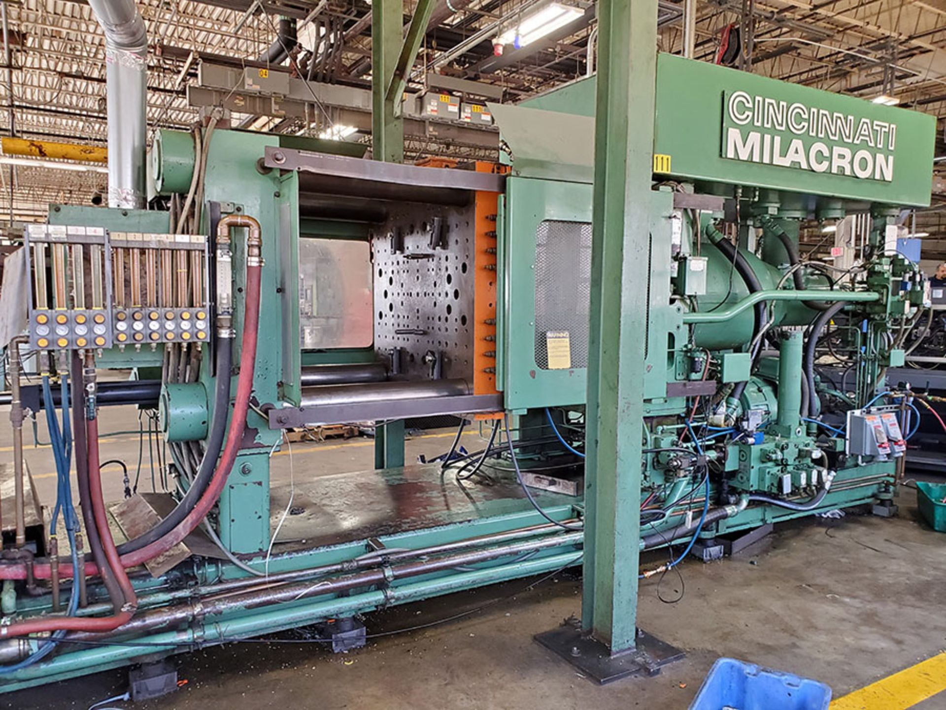 CINCINNATI MILACRON PLASTIC INJECTION MOLDING MACHINE; 500-TON, MODEL 500-70, S/N 4025A21/85-38, - Image 13 of 25