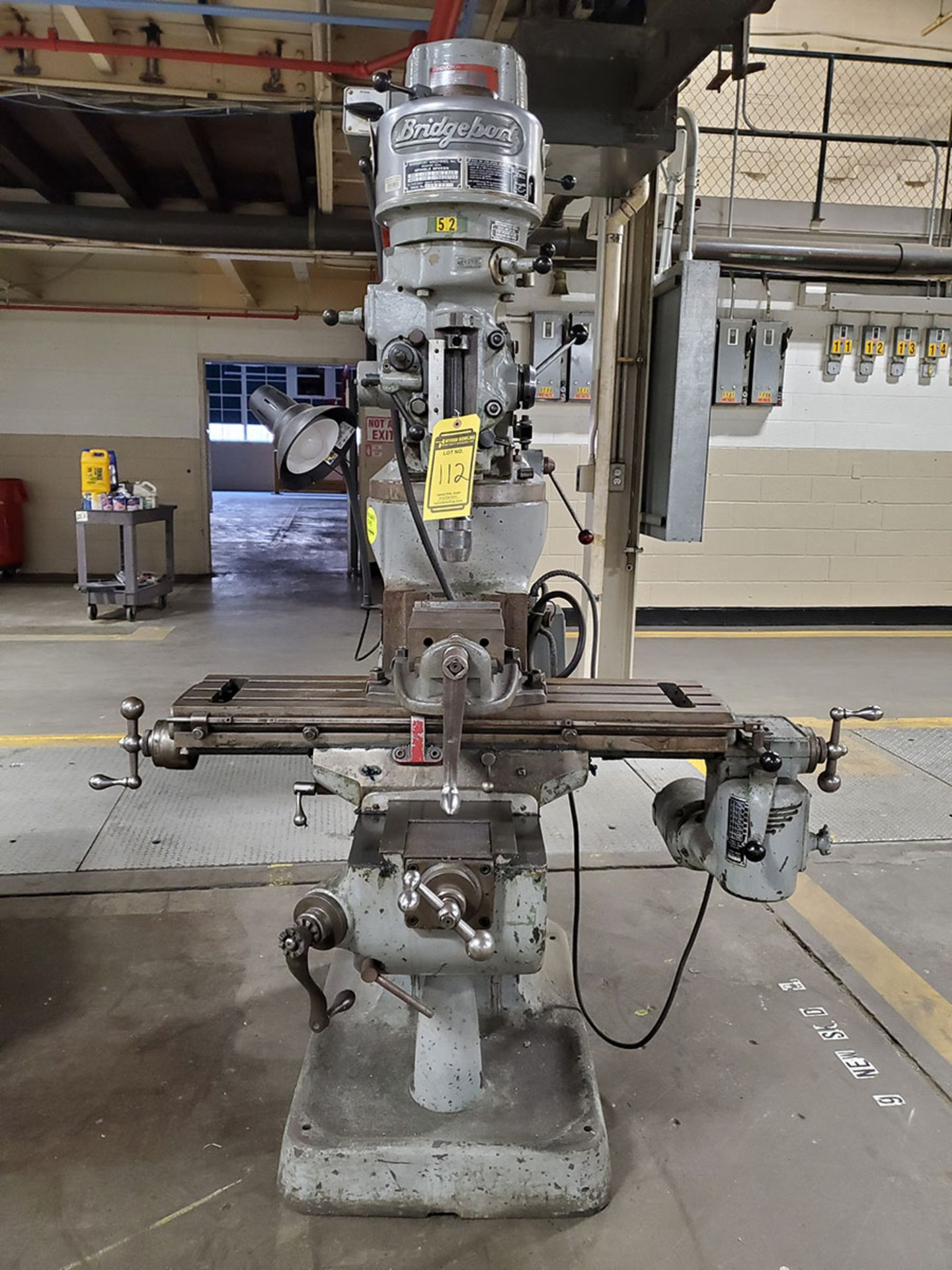 BRIDGEPORT VERTICAL MILLING MACHINE WITH BRIDGEPORT VISE; S/N J-64-176 - Image 2 of 11