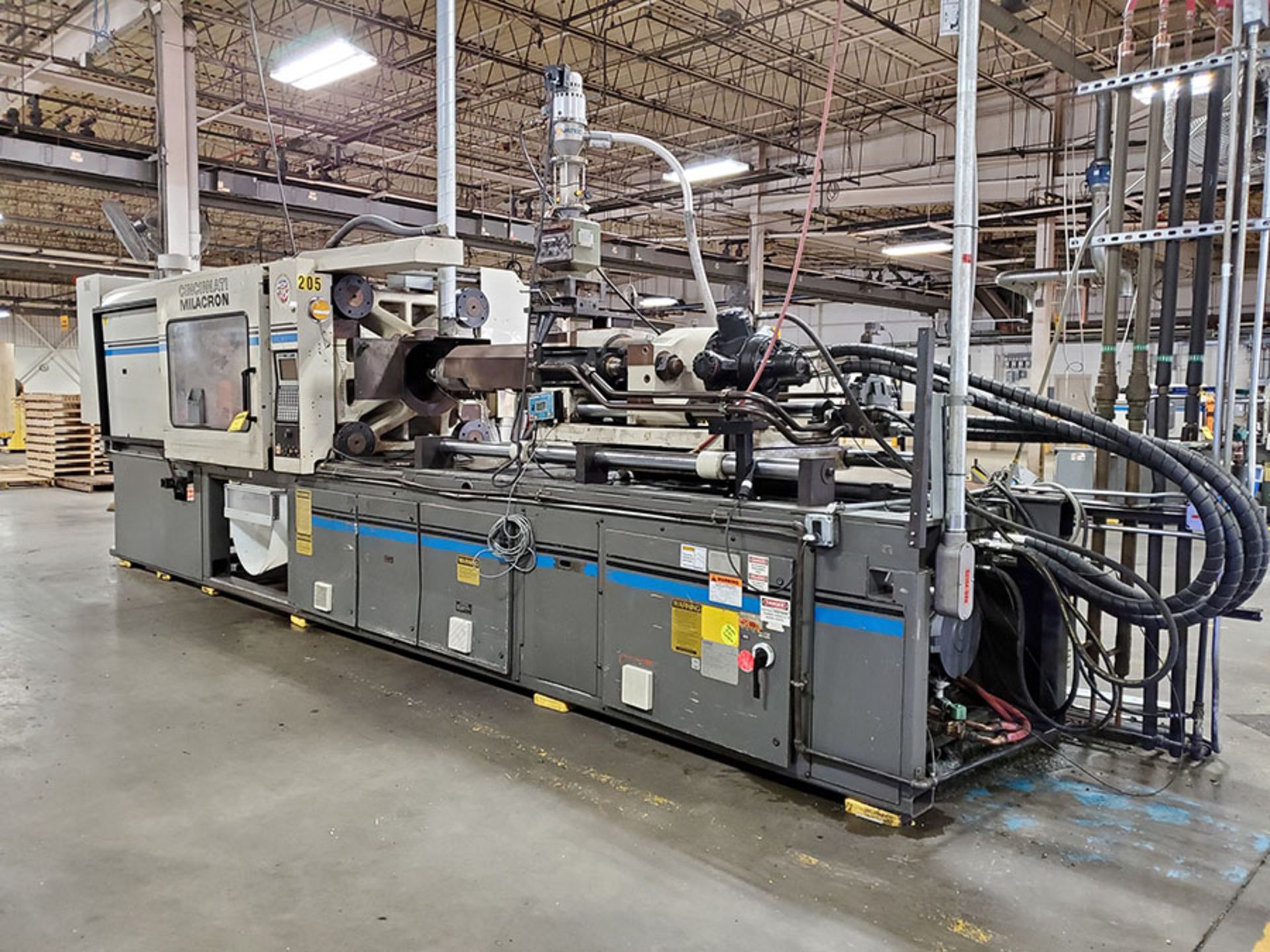 1994 CINCINNATI MILACRON 400-TON PLASTIC INJECTION MOLDING MACHINE; MODEL VH-400-29, S/N