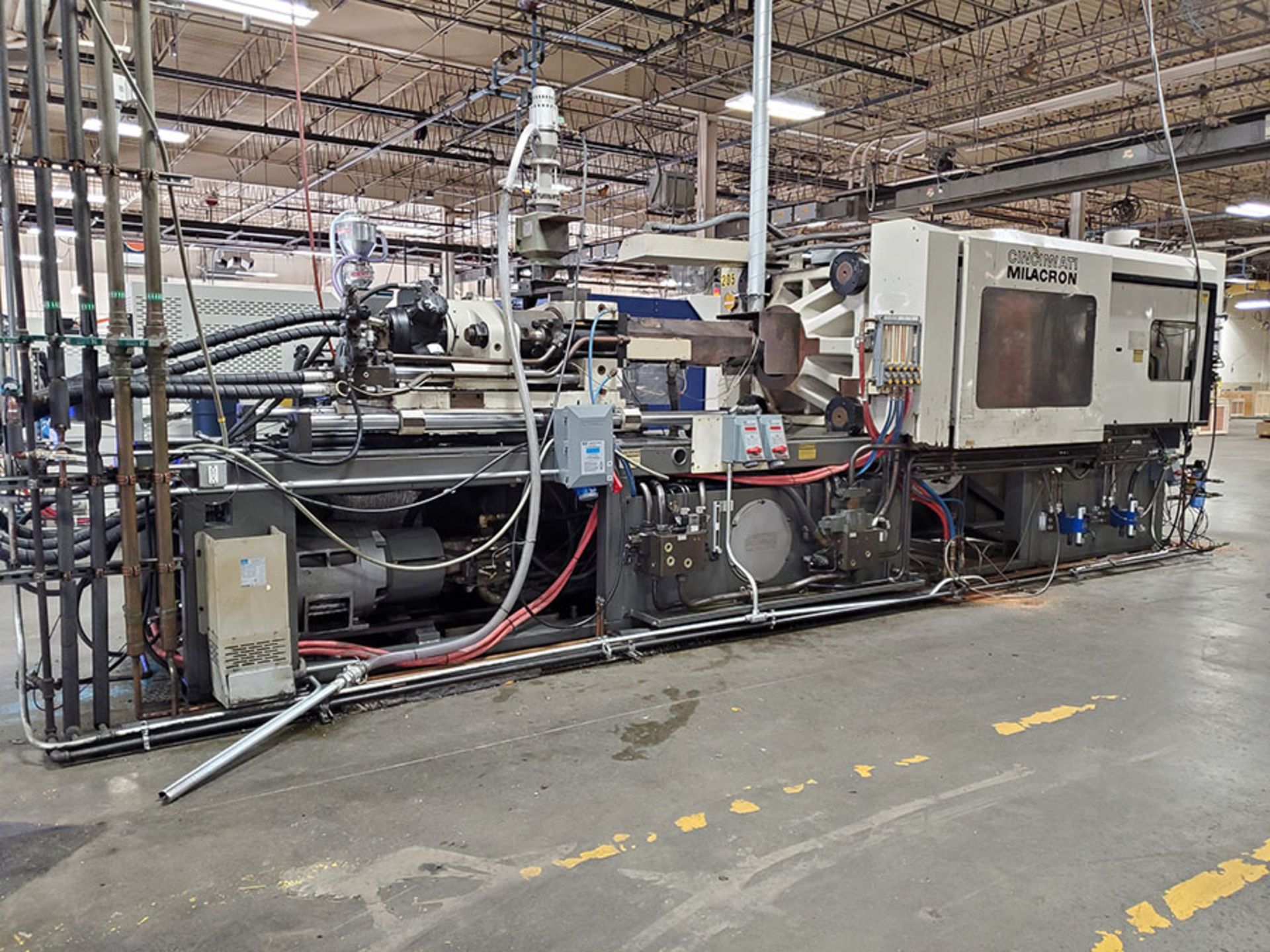 1994 CINCINNATI MILACRON 400-TON PLASTIC INJECTION MOLDING MACHINE; MODEL VH-400-29, S/N - Image 17 of 18