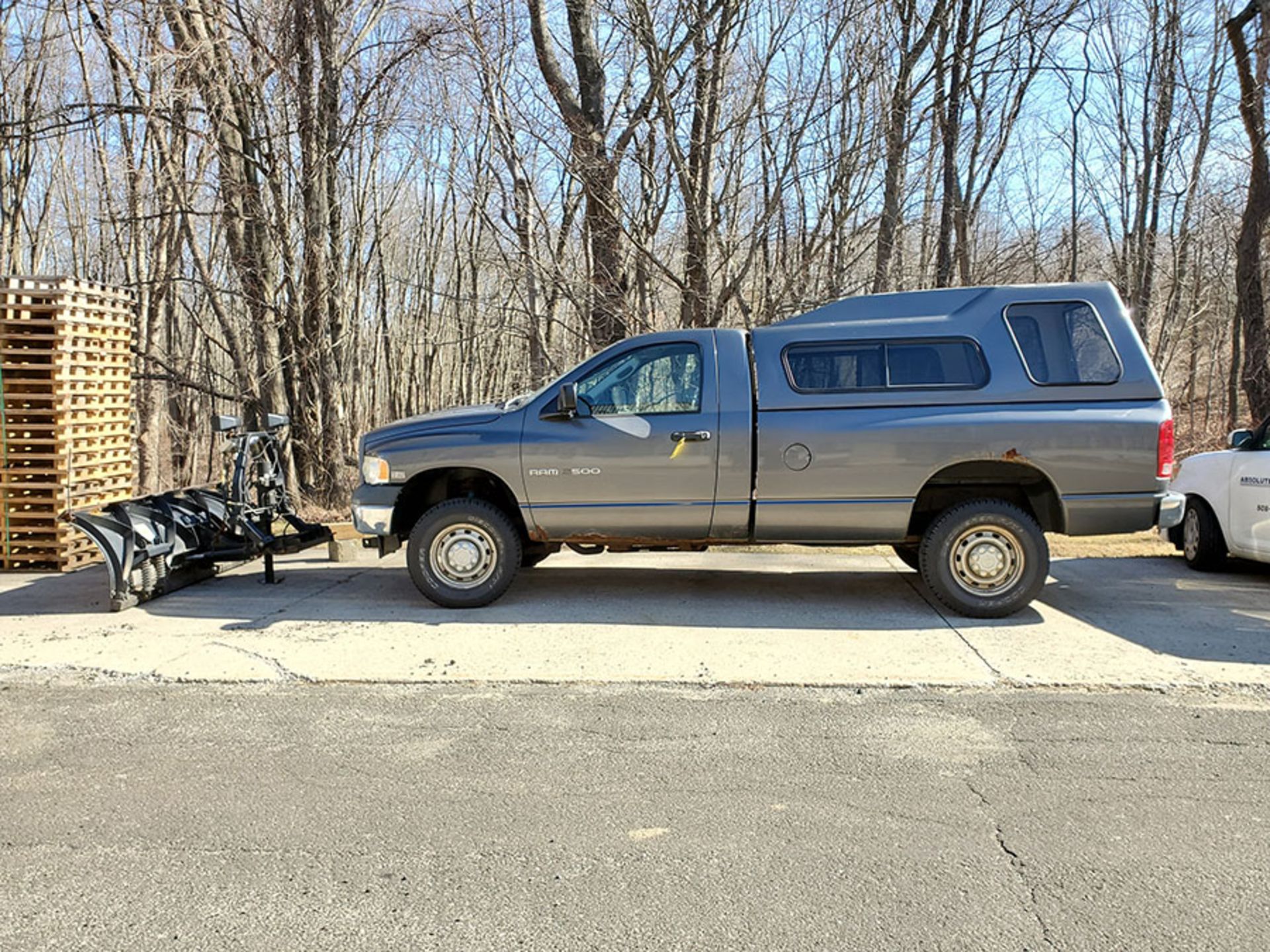 2004 DODGE 2500 4X4 PICKUP TRUCK; WITH 5.7 LITER HEMI MAGNUM, CAMPER SHELL, MINUTE MOUNT (2) - Image 22 of 23