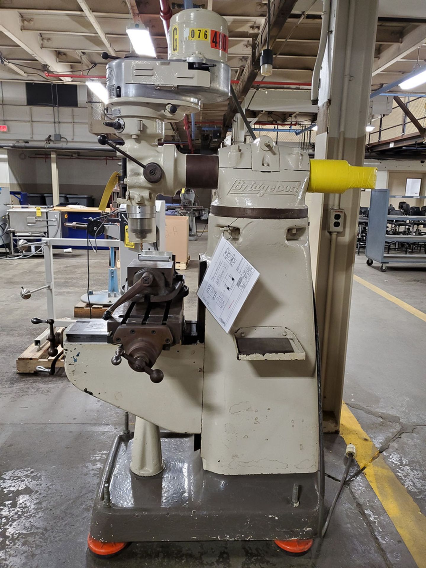 BRIDGEPORT TEXTRON VERTICAL MILLING MACHINE; S/N 12202R1983, WITH BRIDGEPORT VISE - Image 4 of 7