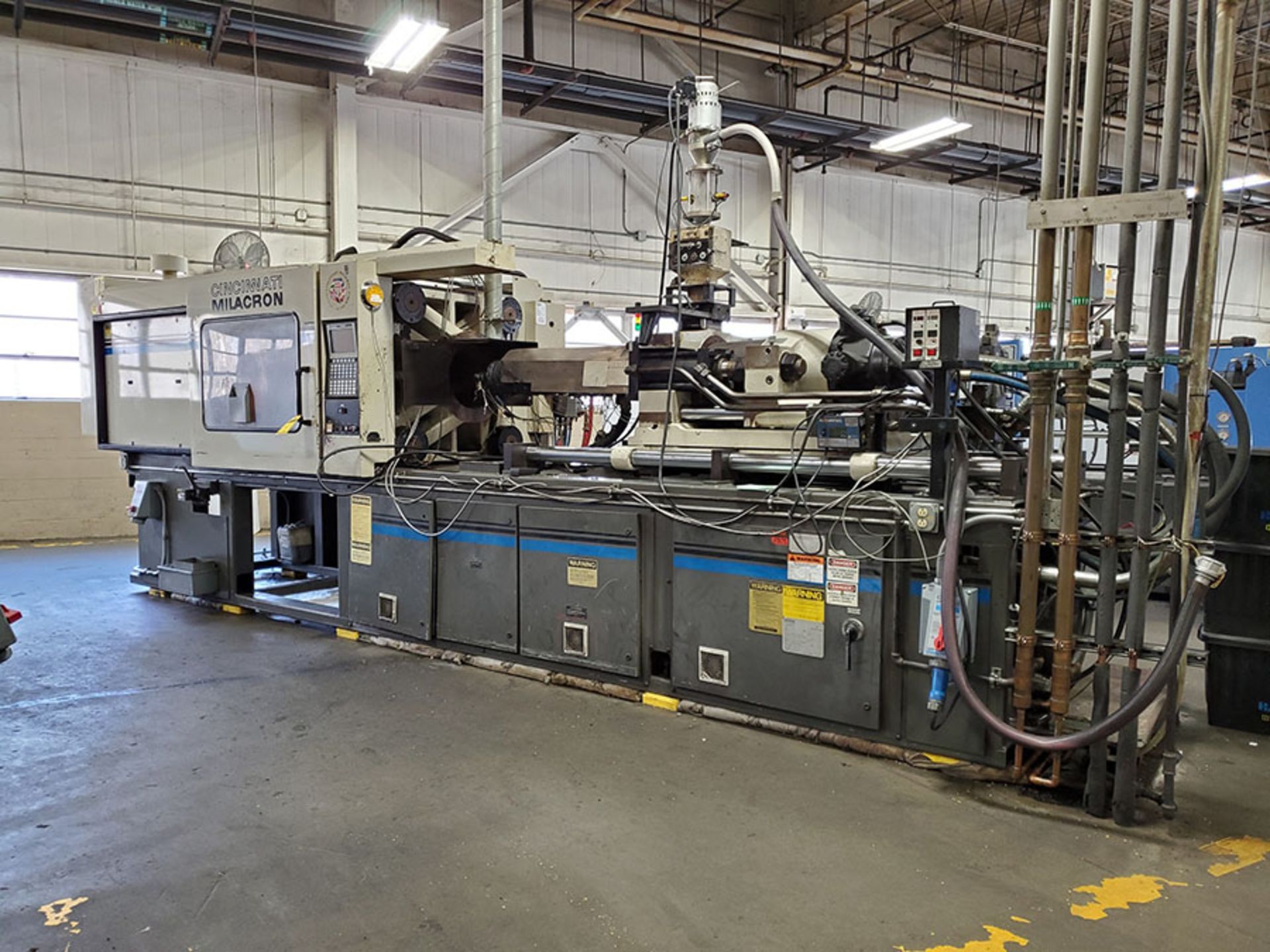 1994 CINCINNATI MILACRON 300-TON PLASTIC INJECTION MOLDING MACHINE; MODEL VH-300-21, S/N