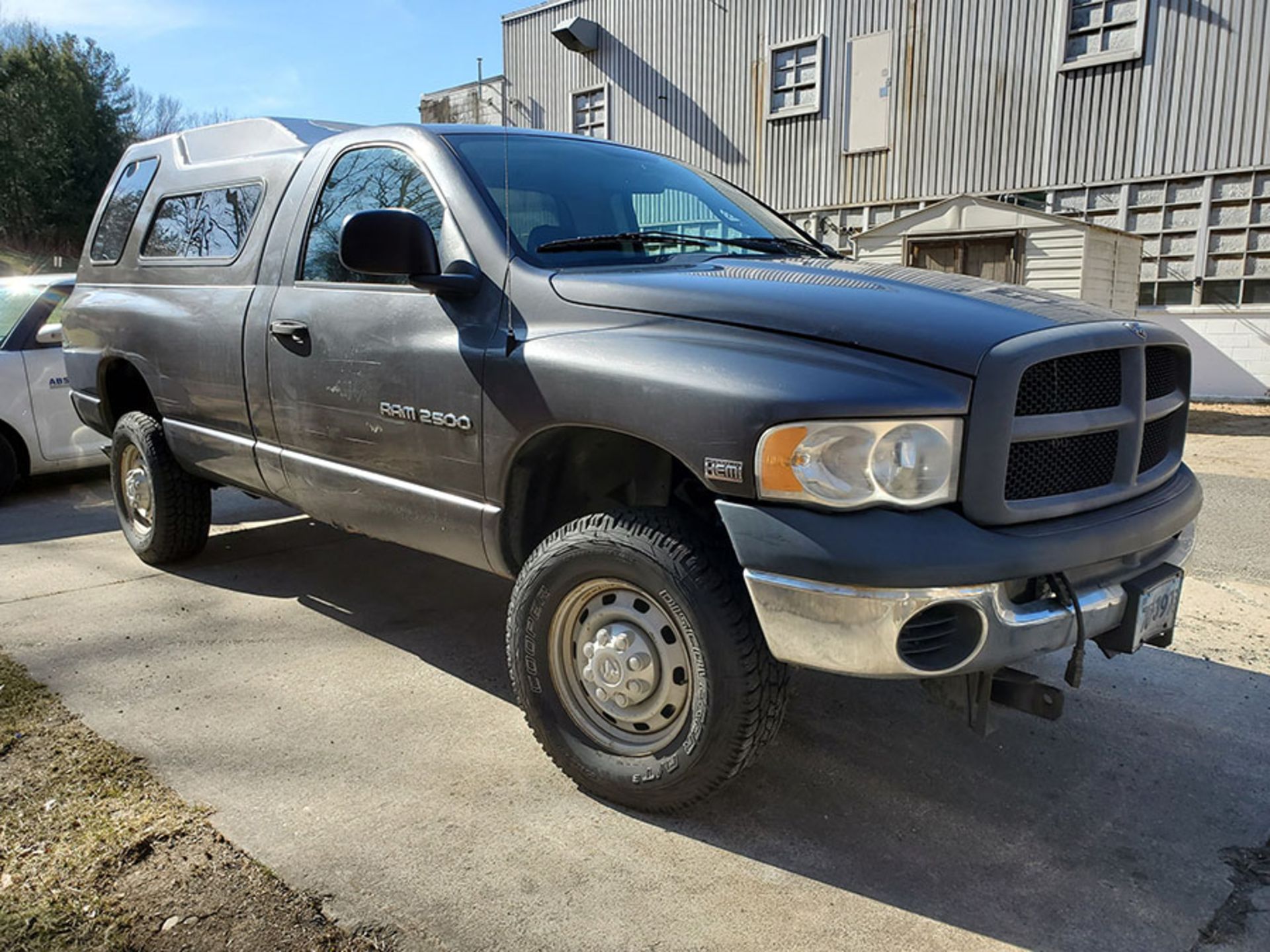 2004 DODGE 2500 4X4 PICKUP TRUCK; WITH 5.7 LITER HEMI MAGNUM, CAMPER SHELL, MINUTE MOUNT (2) - Image 11 of 23