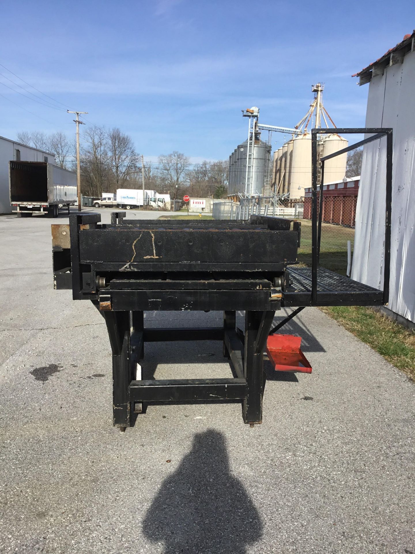 *LOCATED TULLAHOMA, TN* Adjustable Die-Changing Conveyor Table, Dimensions: 80" L x 100" W x 69" H - Image 6 of 8