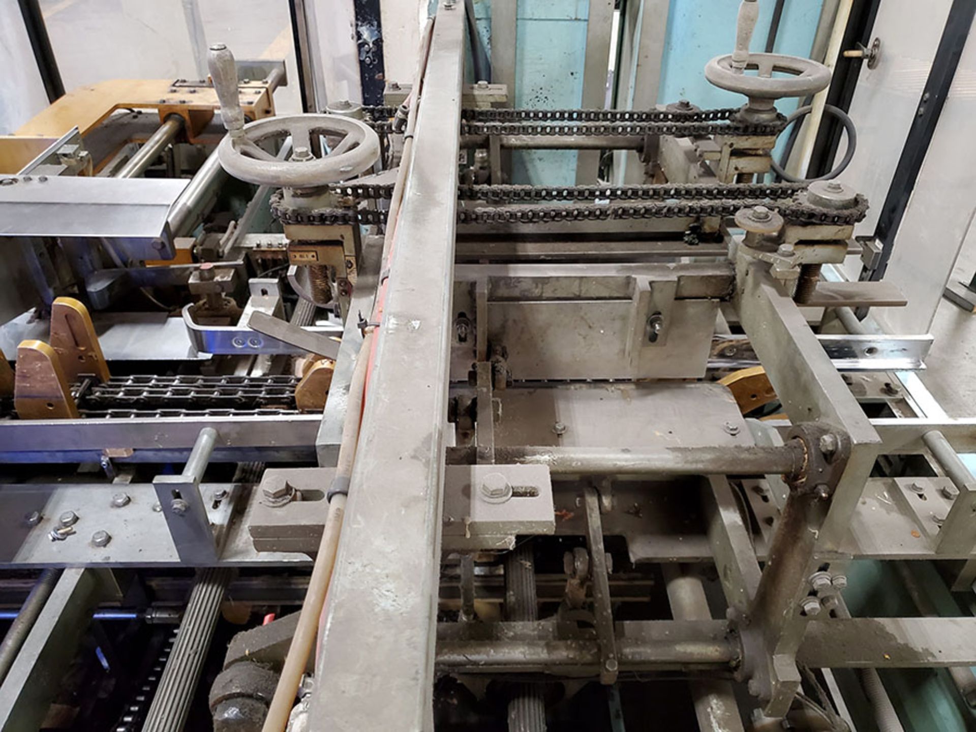 DOUGLAS CASE PACKAGING MACHINE WITH CONVEYOR - Image 5 of 10