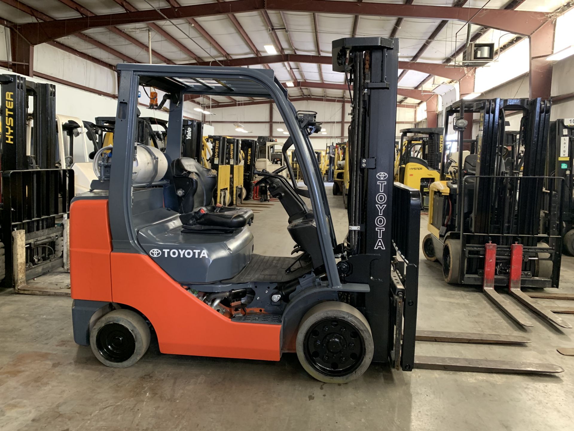 *LOCATED OHIO* 2015 TOYOTA 6,000-LB CAP. FORKLIFT, MOD: 8FGCU30, LP, SOLID TIRES, 3-STAGE, 9,938 HRS - Image 3 of 9