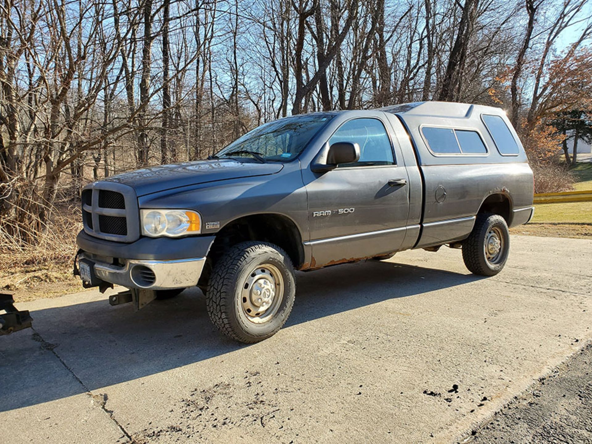 2004 DODGE 2500 4X4 PICKUP TRUCK; WITH 5.7 LITER HEMI MAGNUM, CAMPER SHELL, MINUTE MOUNT (2) - Image 5 of 23