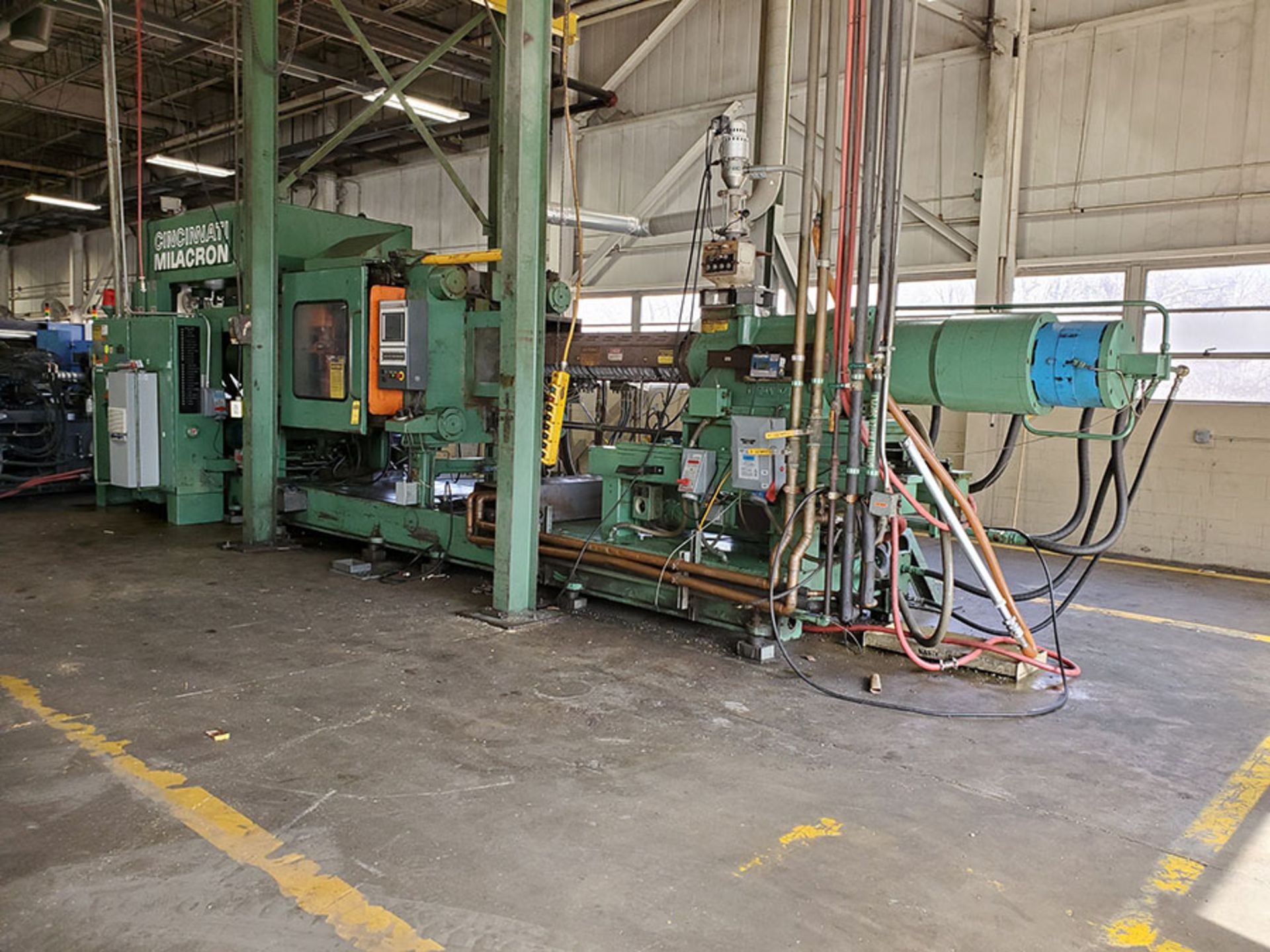 CINCINNATI MILACRON PLASTIC INJECTION MOLDING MACHINE; 500-TON, MODEL 500-70, S/N 4025A21/85-38, - Image 3 of 25