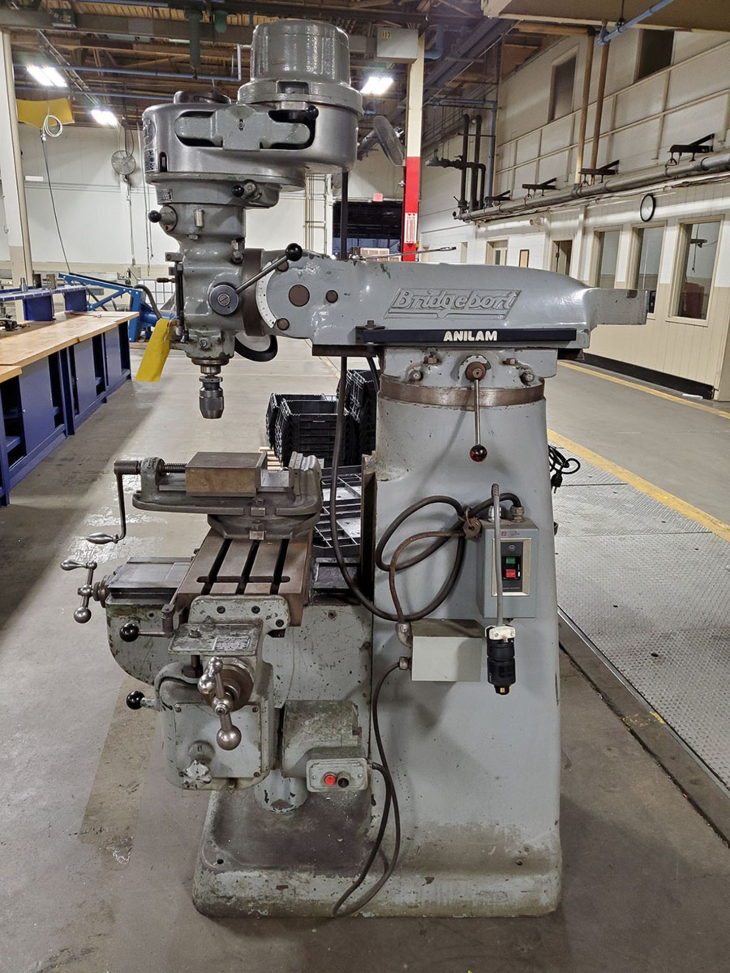 BRIDGEPORT VERTICAL MILLING MACHINE WITH BRIDGEPORT VISE; S/N J-64-176 - Image 5 of 11