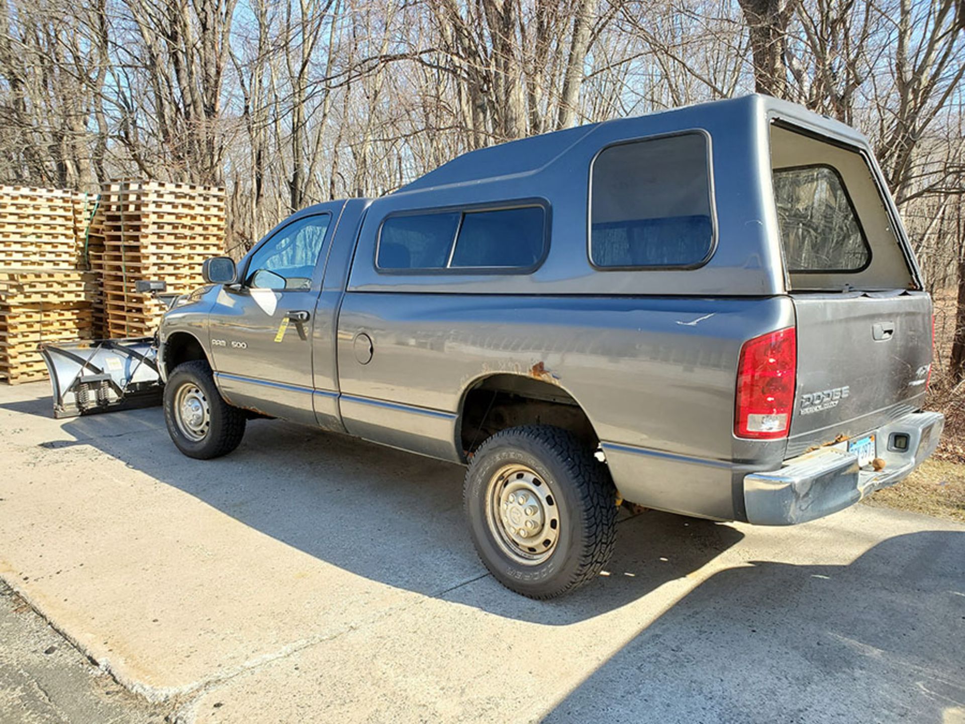 2004 DODGE 2500 4X4 PICKUP TRUCK; WITH 5.7 LITER HEMI MAGNUM, CAMPER SHELL, MINUTE MOUNT (2) - Image 8 of 23