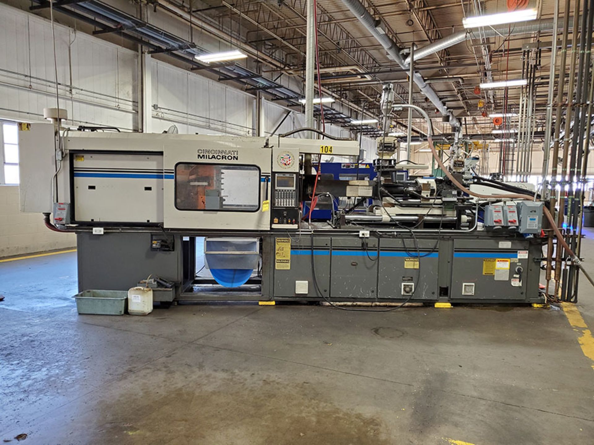 1994 CINCINNATI MILACRON 250-TON PLASTIC INJECTION MOLDING MACHINE; MODEL VH-250-13, S/N